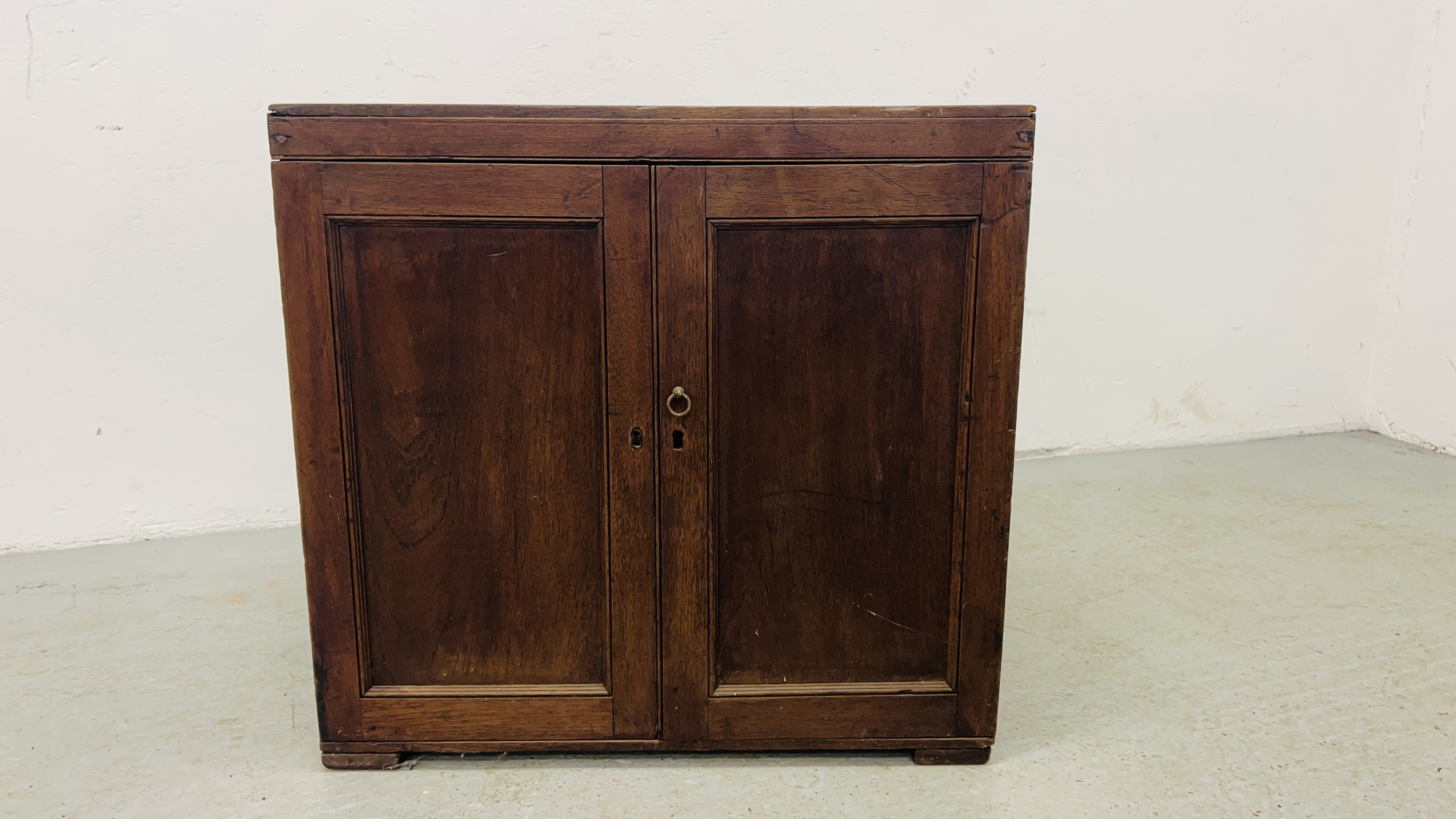 AN ANTIQUE MAHOGANY FOUR DRAWER MAP CHEST WITH TWO DOORS WIDTH 71CM. DEPTH 64CM. HEIGHT 68CM. - Image 4 of 10