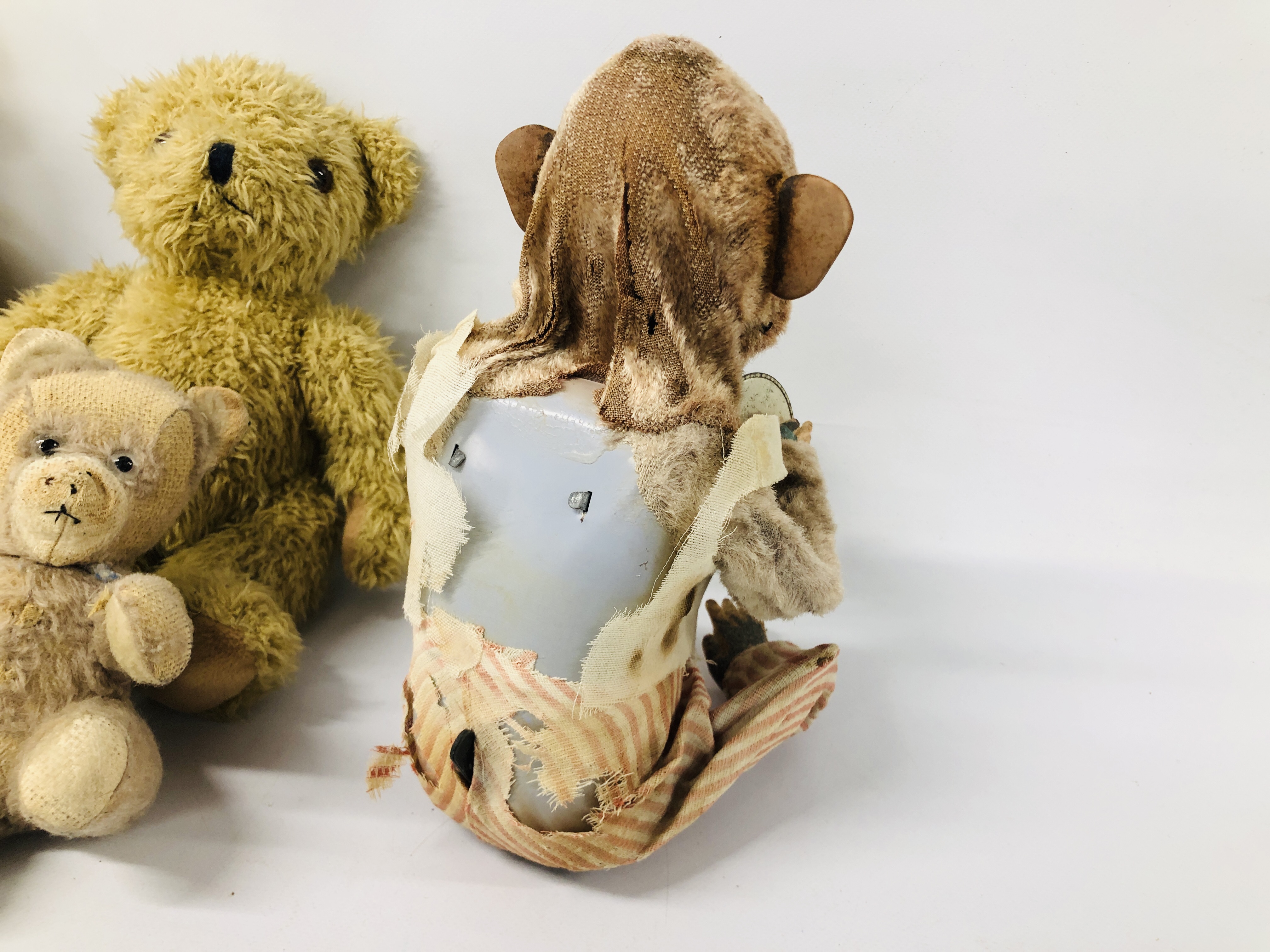 A GROUP OF VINTAGE SOFT TOYS TO INCLUDE BATTERY OPERATED MONKEY WITH CYMBALS, TEDDIES, DOG ETC. - Image 3 of 13