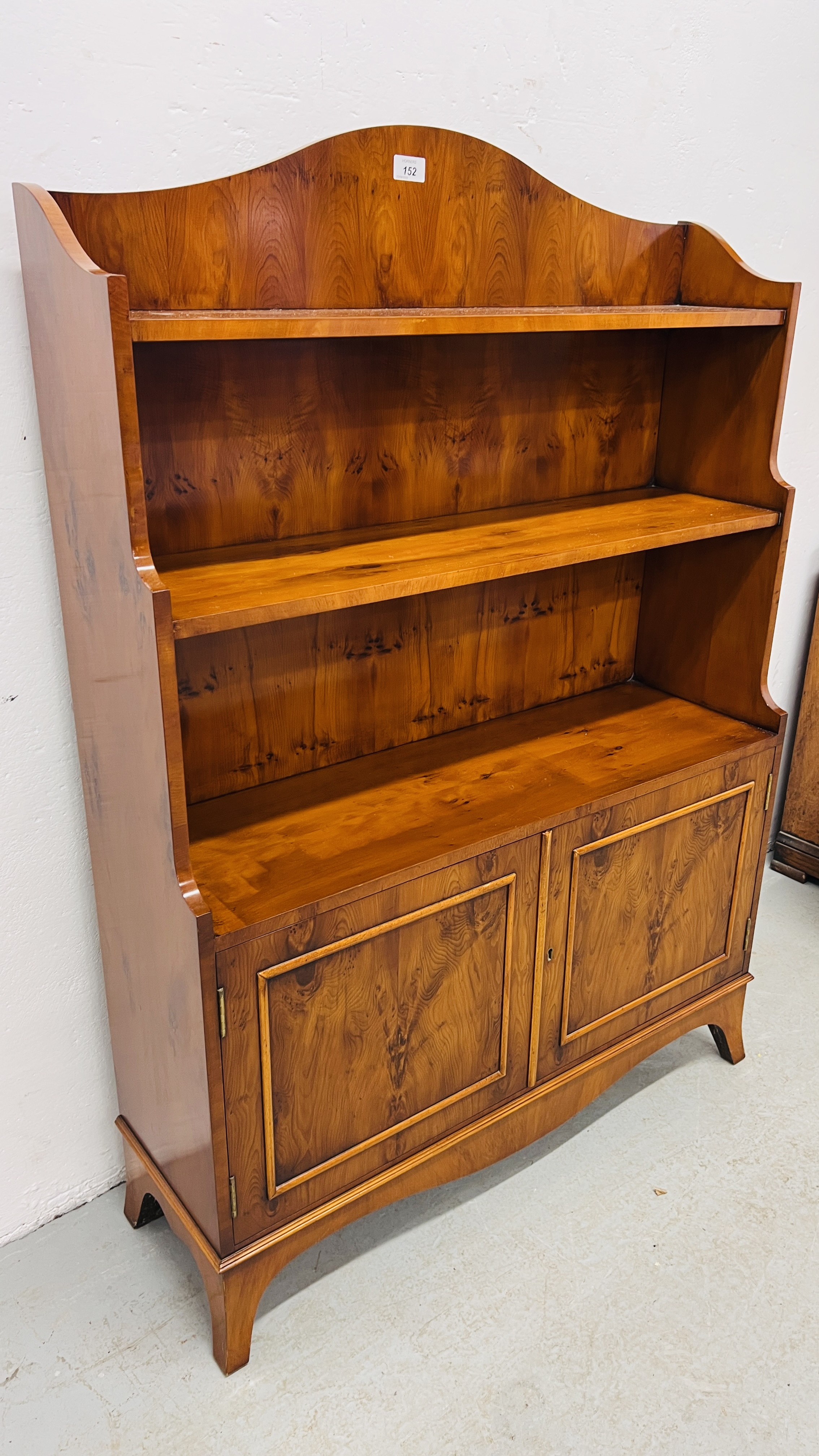 A GOOD QUALITY REPRODUCTION YEW WOOD FINISH BOOKSHELF WITH CABINET TO BASE WIDTH 85CM. DEPTH 27CM. - Image 5 of 5