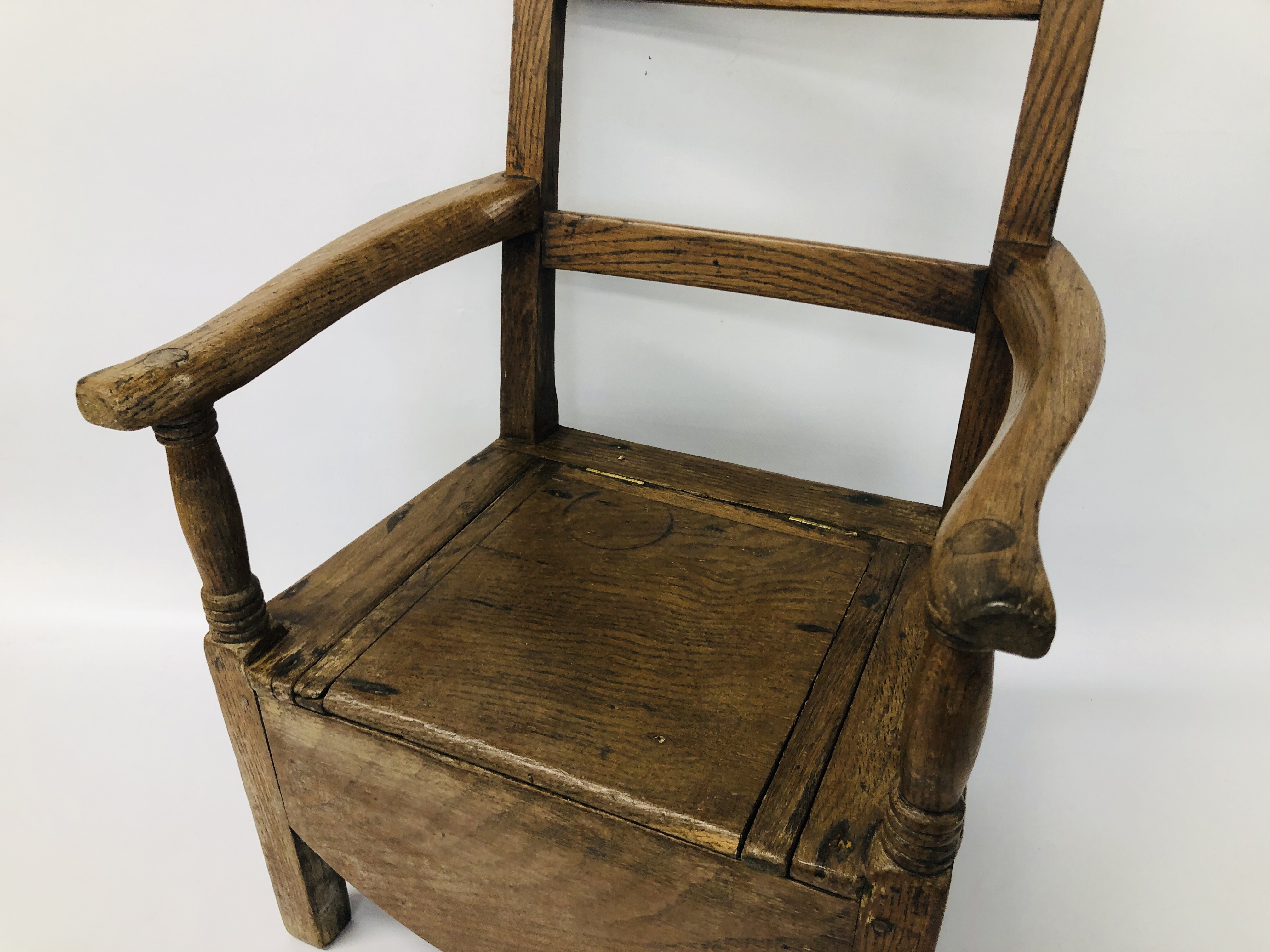 A CHILDS OAK GEORGIAN COMMODE CHAIR - Image 3 of 7