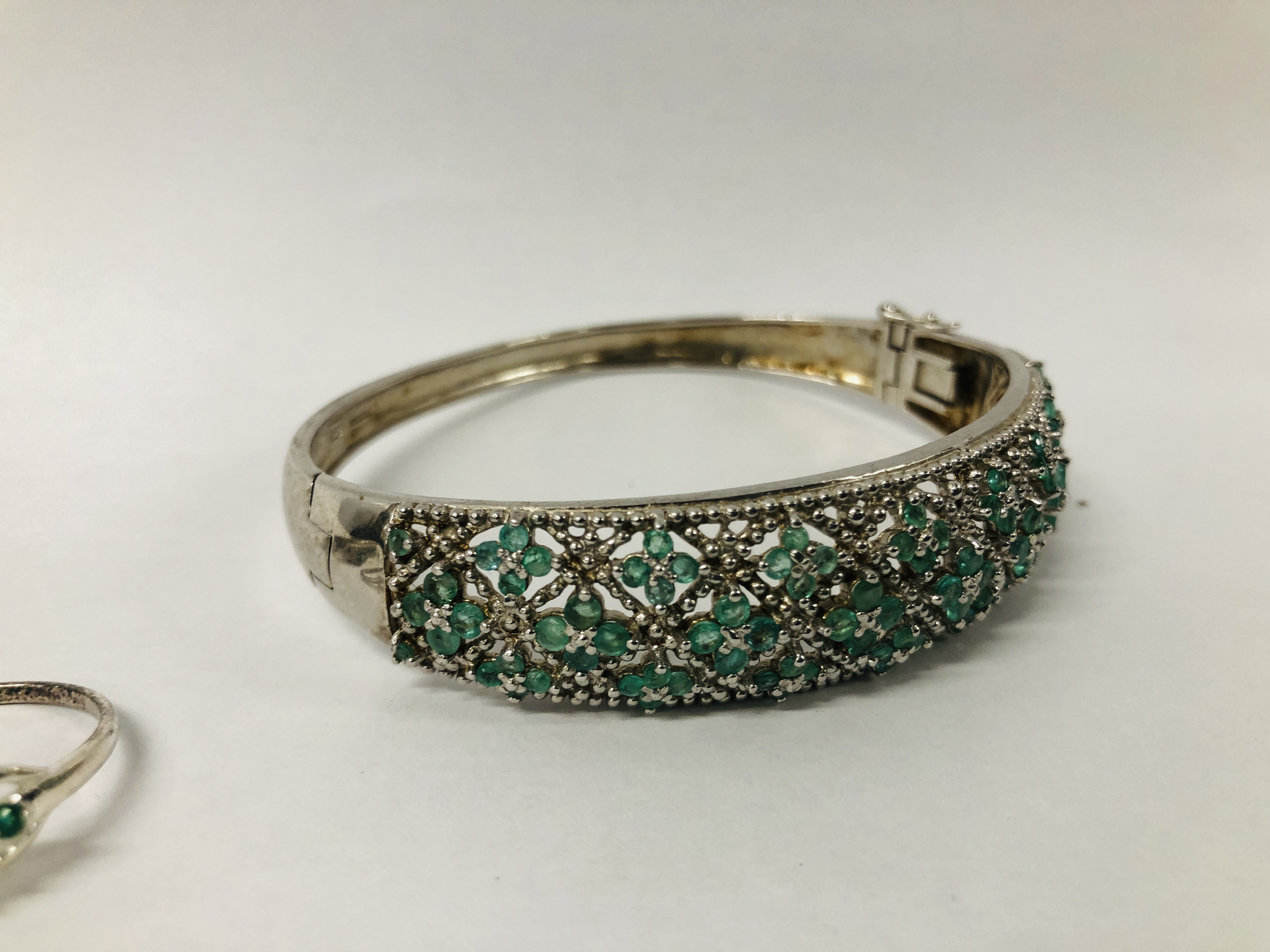 DESIGNER SILVER HINGED BANGLE SET WITH GREEN STONES IN A FLOWER HEAD DESIGN ALONG WITH A PAIR OF - Image 7 of 11