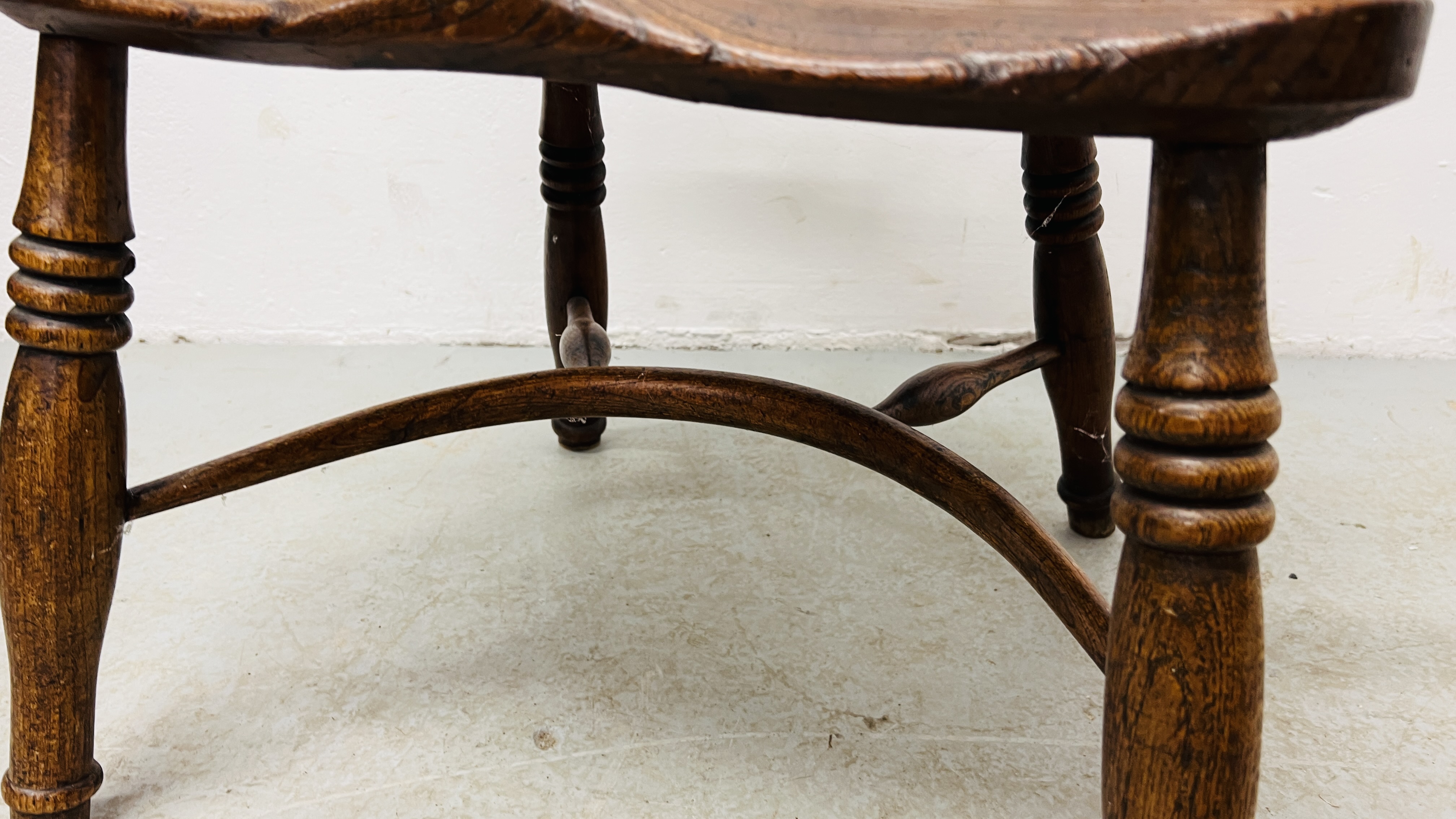 AN ANTIQUE ELM SEATED STICK BACK ELBOW CHAIR. - Image 6 of 8