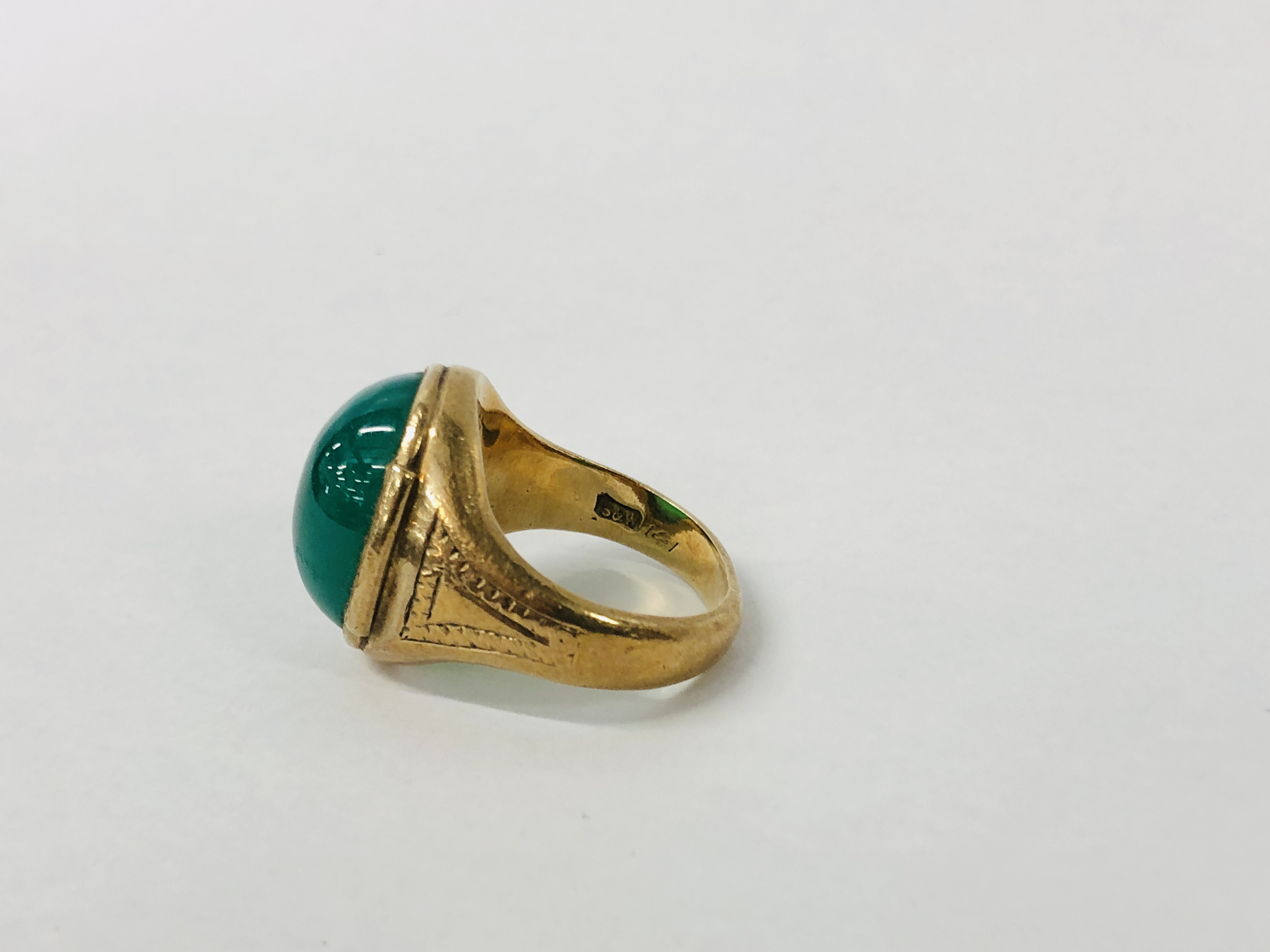 A 9CT GOLD GREEN STONE SET DRESS RING. - Image 5 of 9