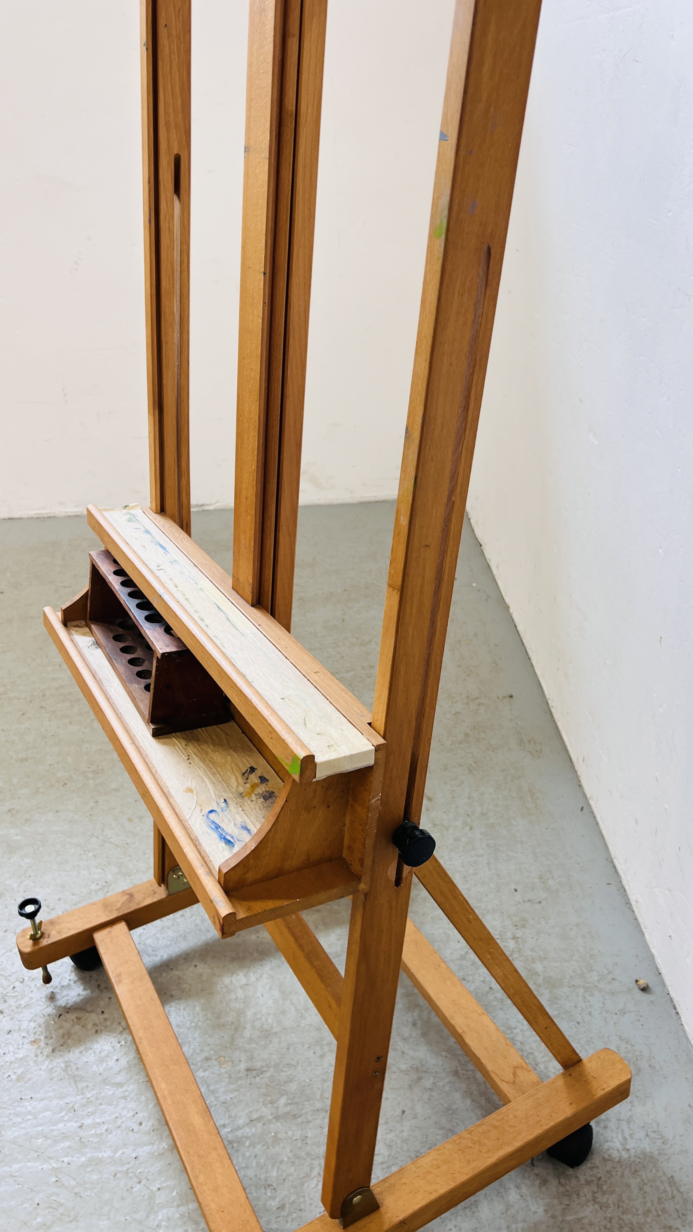 A WINDSOR AND NEWTON LARGE ARTISTS EASEL WITH ADJUSTABLE SHELF AND REVOLVING STOOL - Image 6 of 7