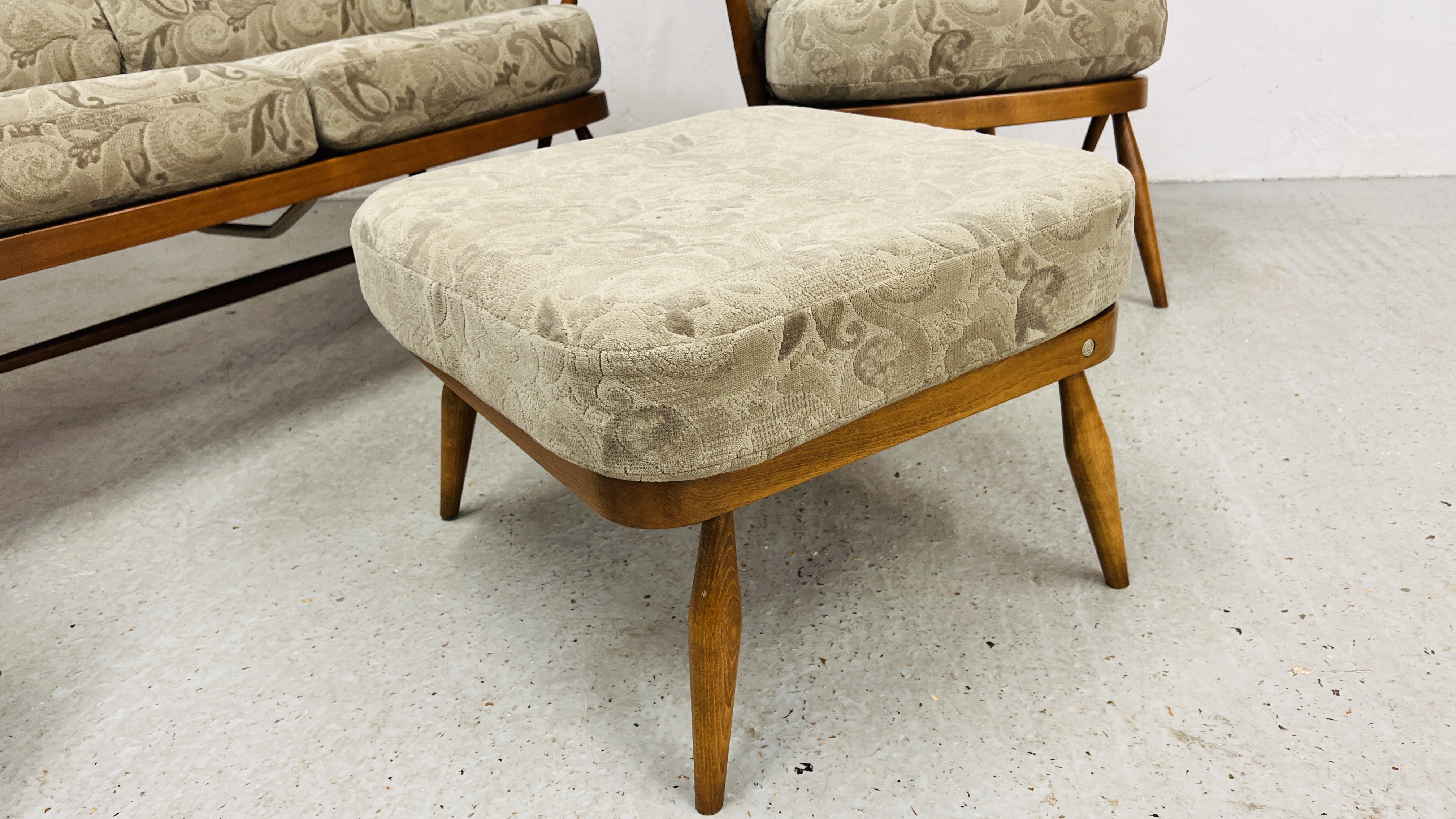 AN ERCOL "GOLDEN DAWN" FINISH COTTAGE THREE PIECE LOUNGE SUITE WITH MATCHING FOOTSTOOL - TRADE ONLY. - Image 10 of 11