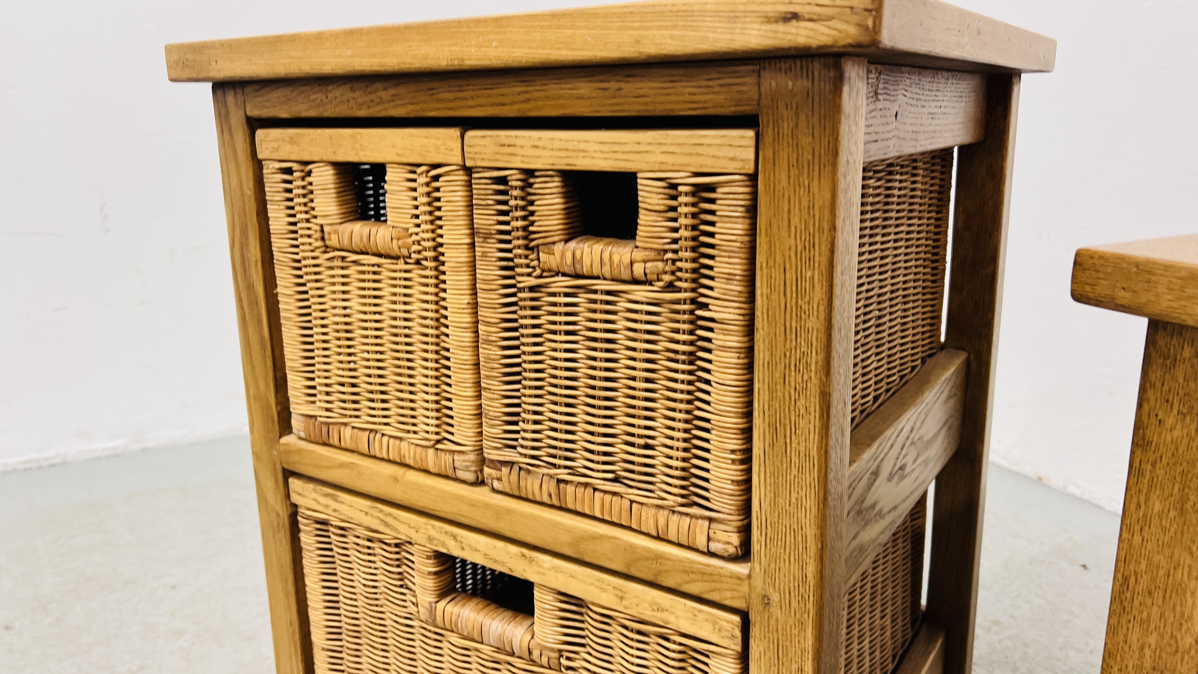 A MODERN OAK COFFEE TABLE WITH TWO DRAWER WICKER BASKET BASE ALONG WITH A MATCHING THREE BASKET - Bild 9 aus 10