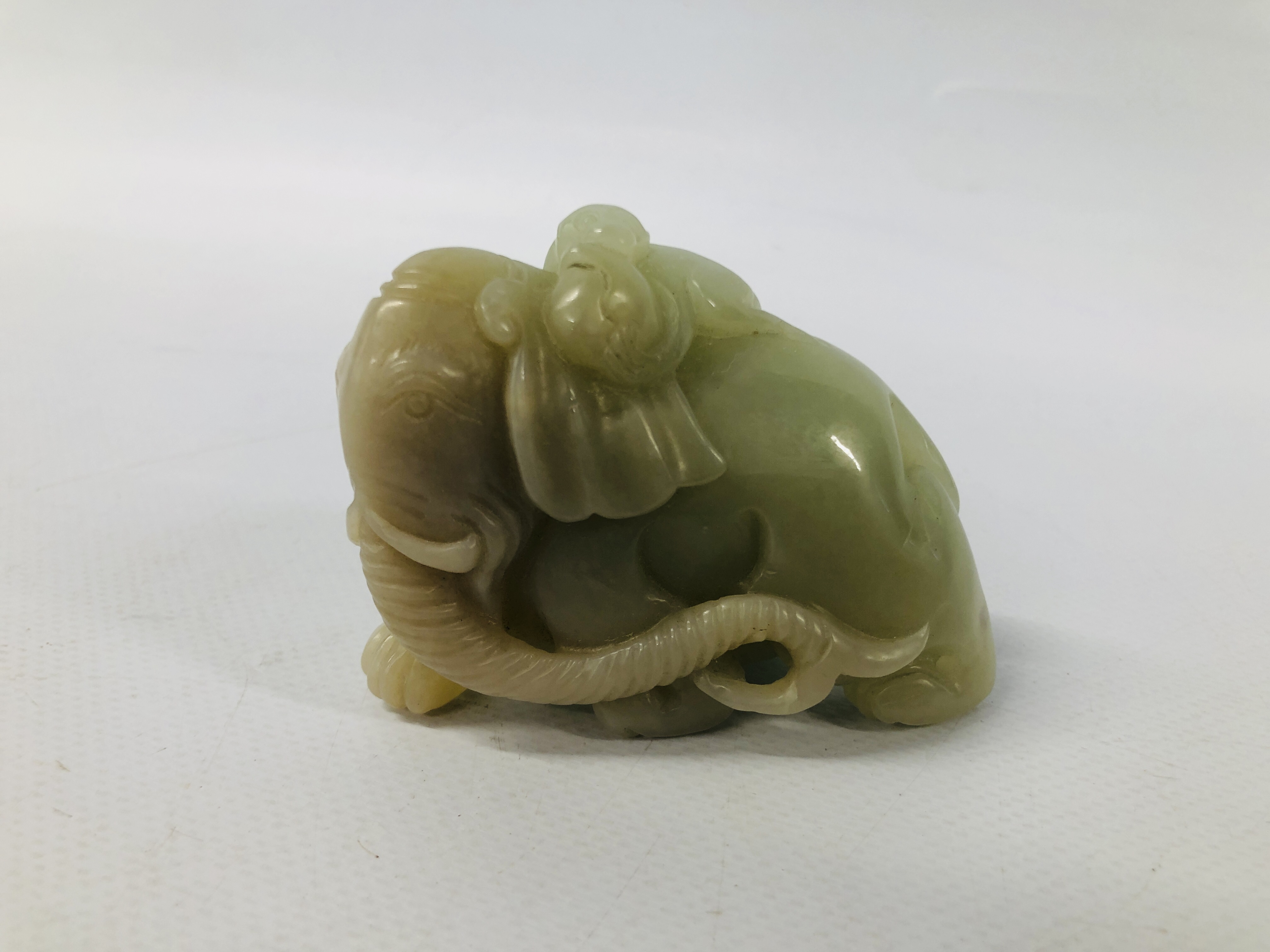 WELL CARVED CHINESE PALE CELADON JADE OF A MONKEY HOLDING A PEACH UPON THE BACK OF AN ELEPHANT, - Image 2 of 6