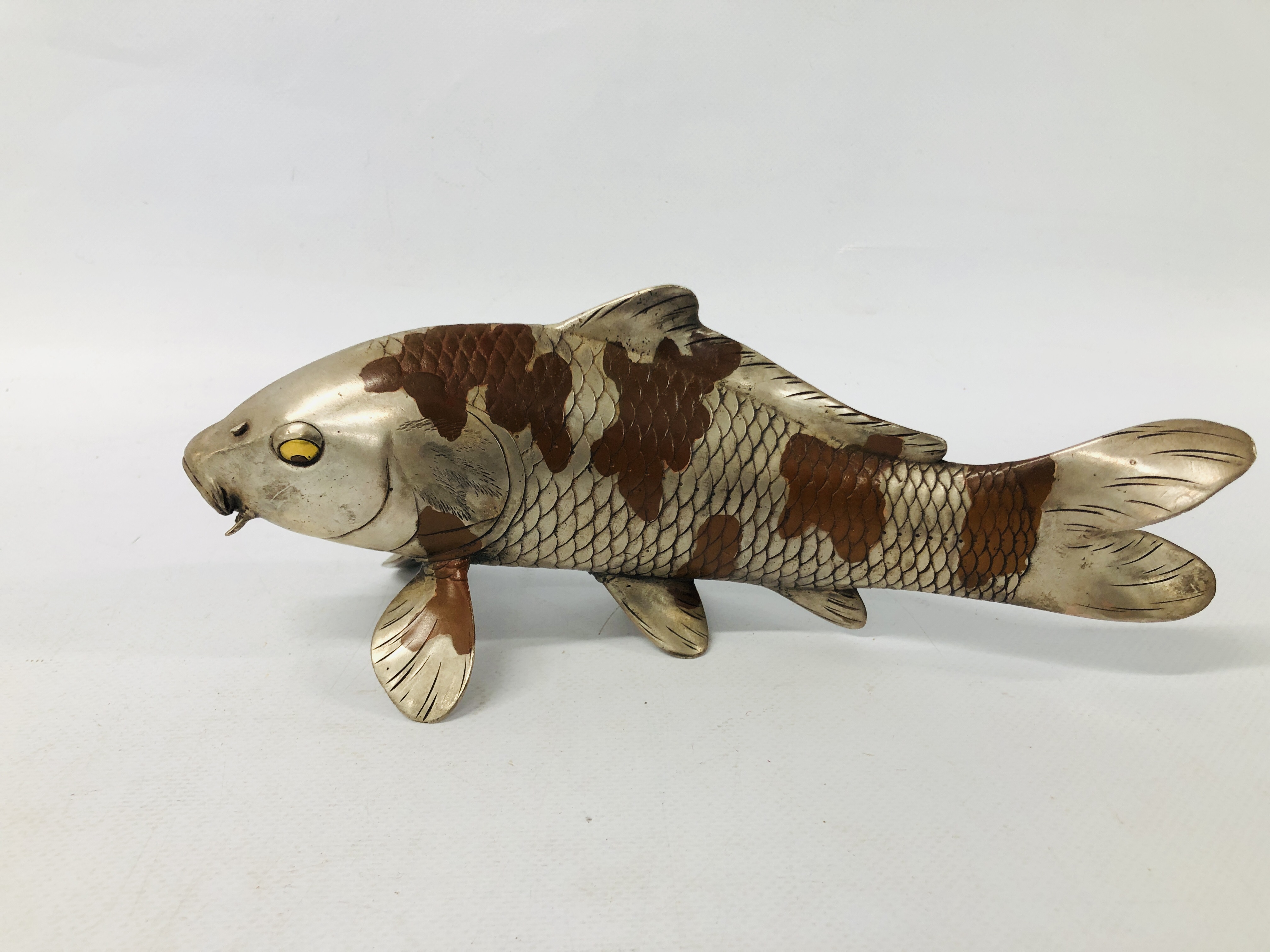 PAIR OF JAPANESE SILVERED AND PATINATED BRONZE KOI CARP NATURALISTICALLY CAST WITH GILT DETAIL TO - Image 5 of 11