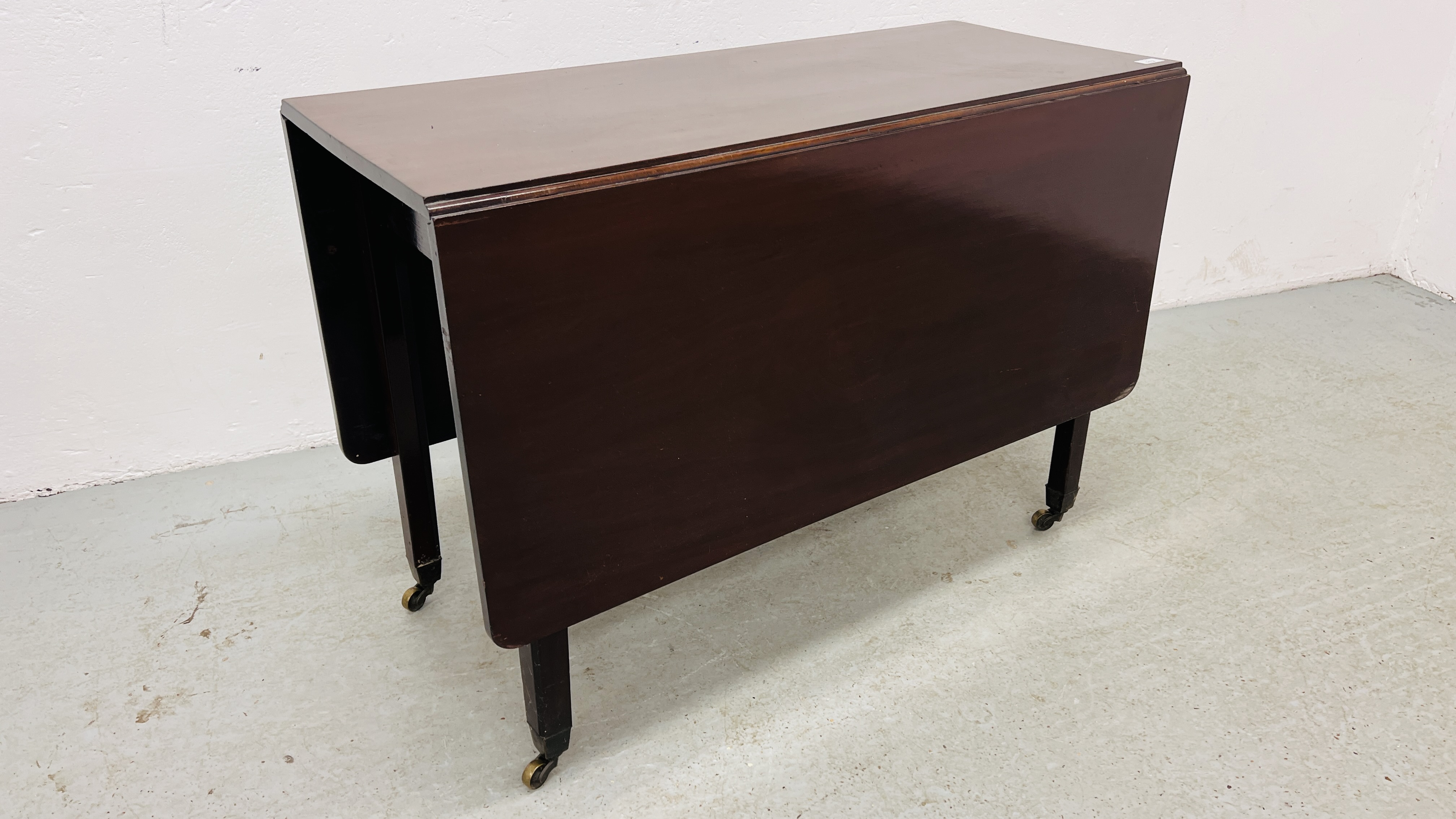 A SOLID MAHOGANY CLOAK LEAF DINING TABLE WIDTH 107CM. DEPTH 46CM. EXTENDED 138CM.