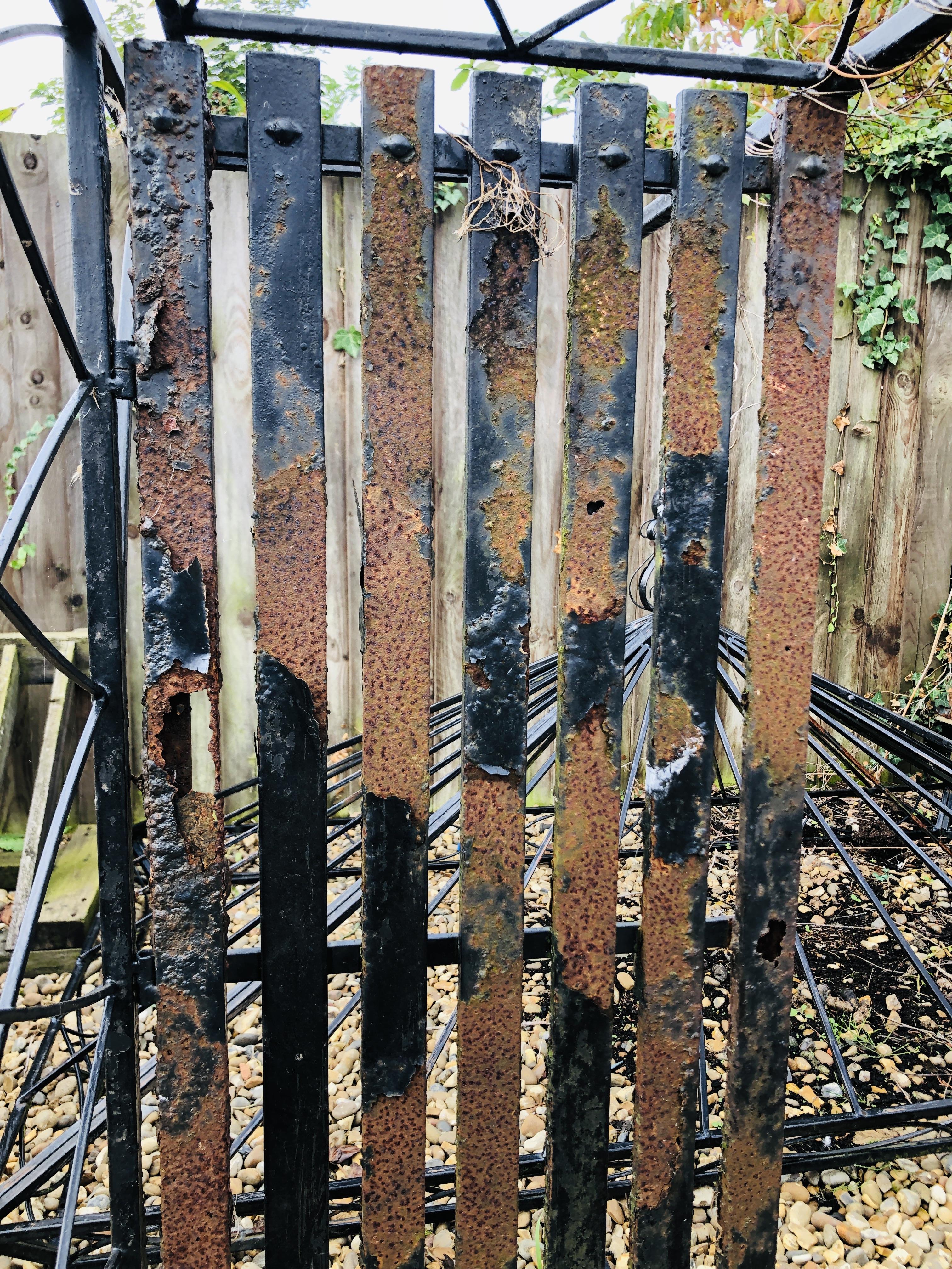 A METAL CRAFT GARDEN ARBOUR SEAT AND CANOPY - REQUIRES REPAIR. - Image 4 of 13