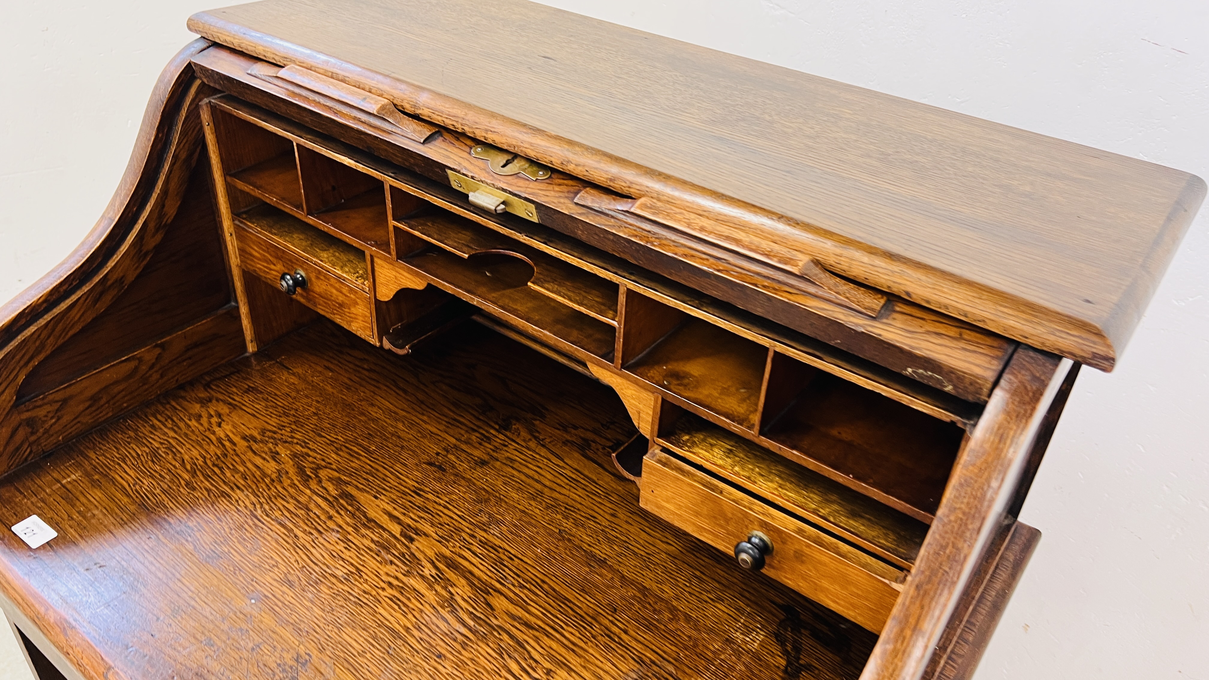 AN OAK FOUR DRAWER SINGLE PEDESTAL ROLL TOP DESK WITH FITTED INTERIOR W 84CM, D 65CM, H 113CM. - Image 3 of 9