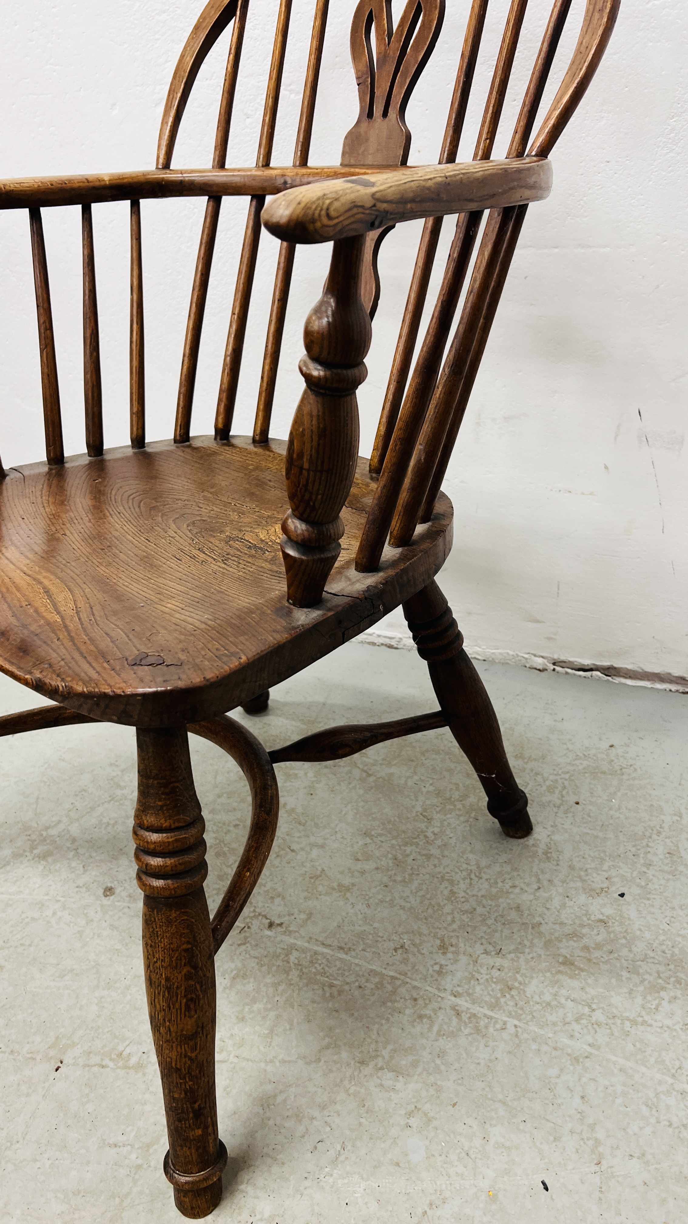 AN ANTIQUE ELM SEATED STICK BACK ELBOW CHAIR. - Image 4 of 8