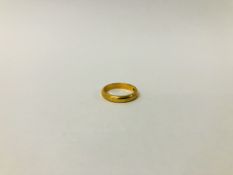 A 22CT GOLD WEDDING BAND.