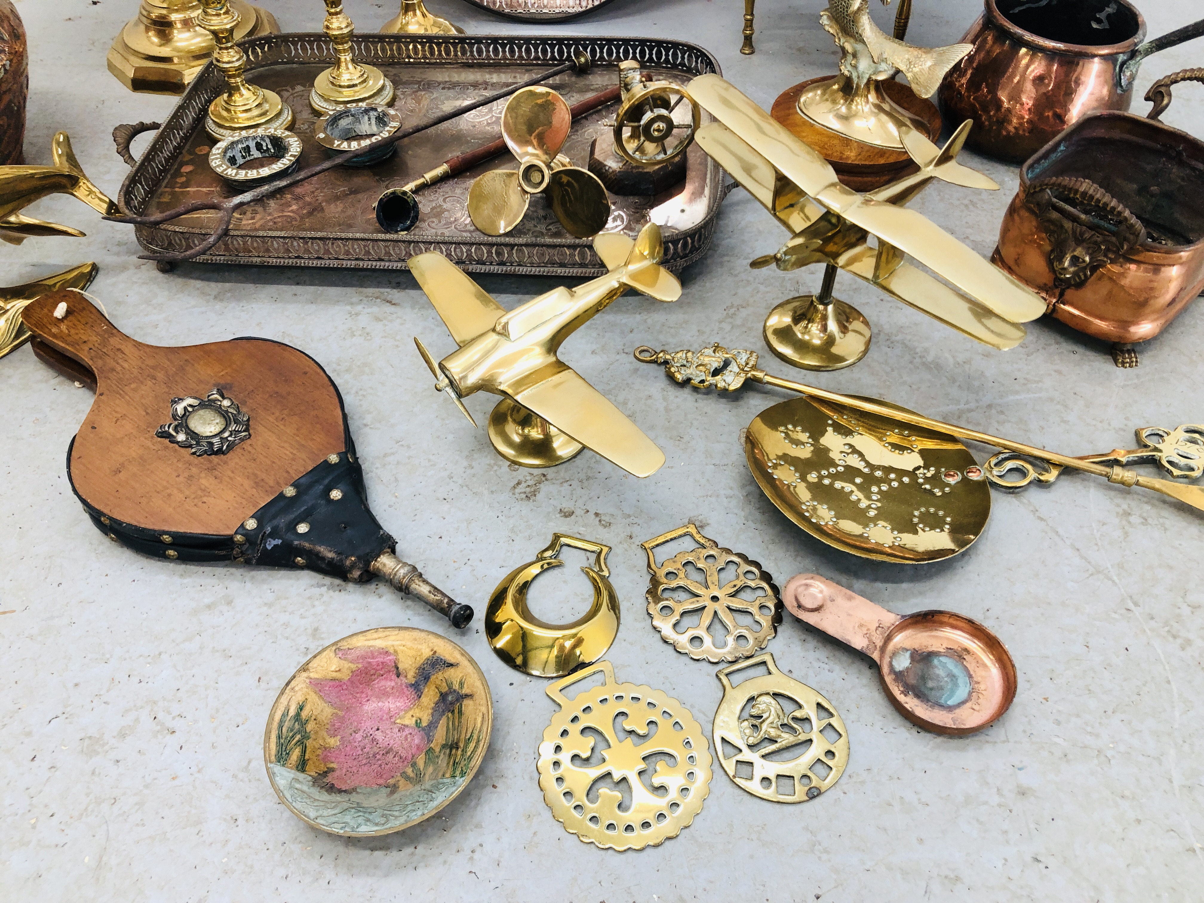 QUANTITY OF MIXED METAL WARE TO INCLUDE BRASS AND COPPER TRIVET, CANDELABRA, DOLPHINS, PLANE, FISH, - Image 2 of 12