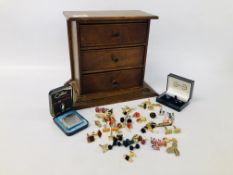 MINIATURE VINTAGE OAK THREE DRAWER CHEST AND CONTENTS TO INCLUDE CUFF LINKS, WATCHES, PENS,