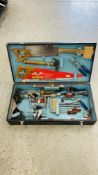 A WOODEN CARPENTERS TRAVEL CASE FITTED WITH TOOLS TO INCLUDE SAW, MALLETS, CHISELS, VICE, ETC.