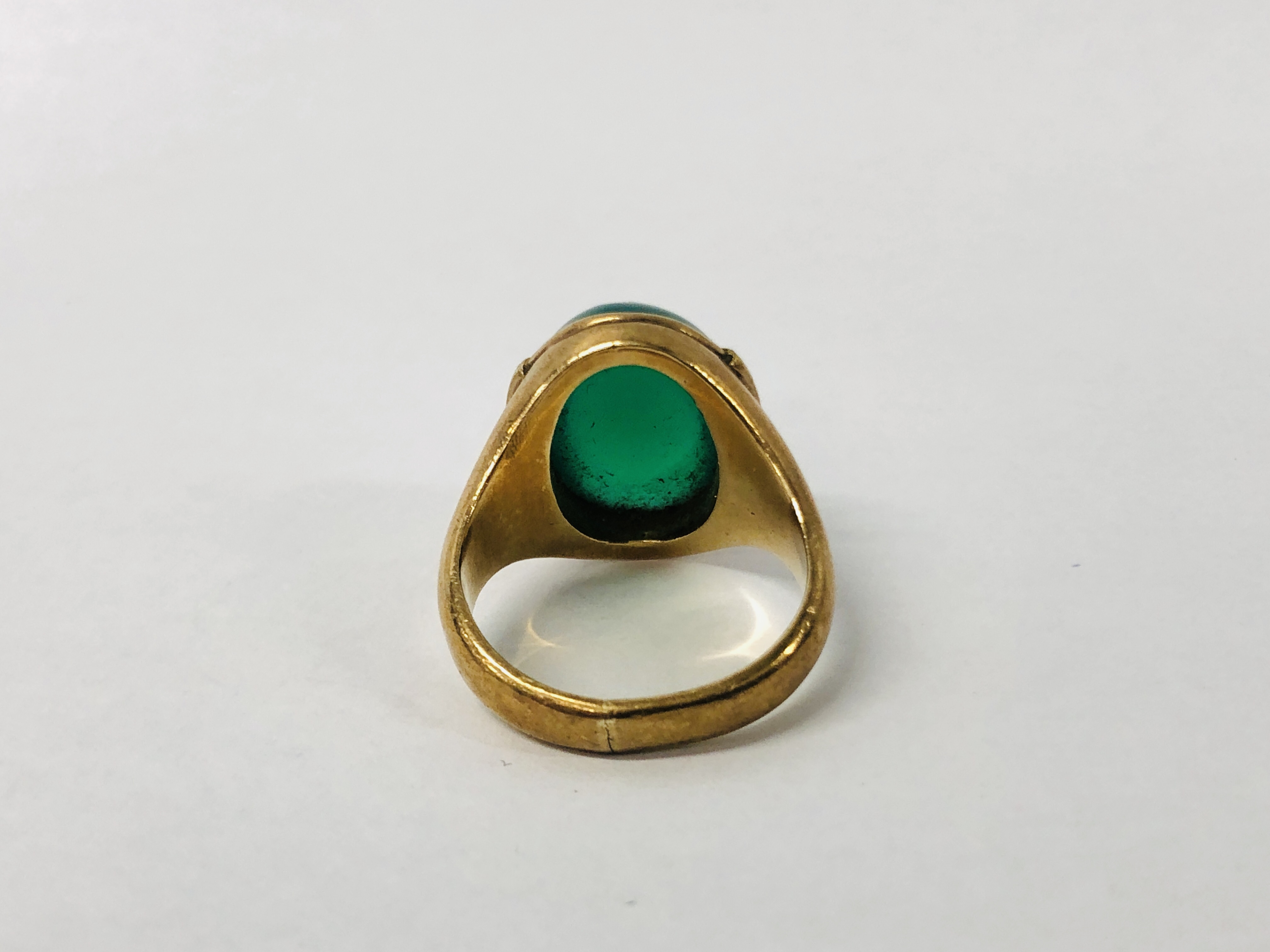 A 9CT GOLD GREEN STONE SET DRESS RING. - Image 6 of 9