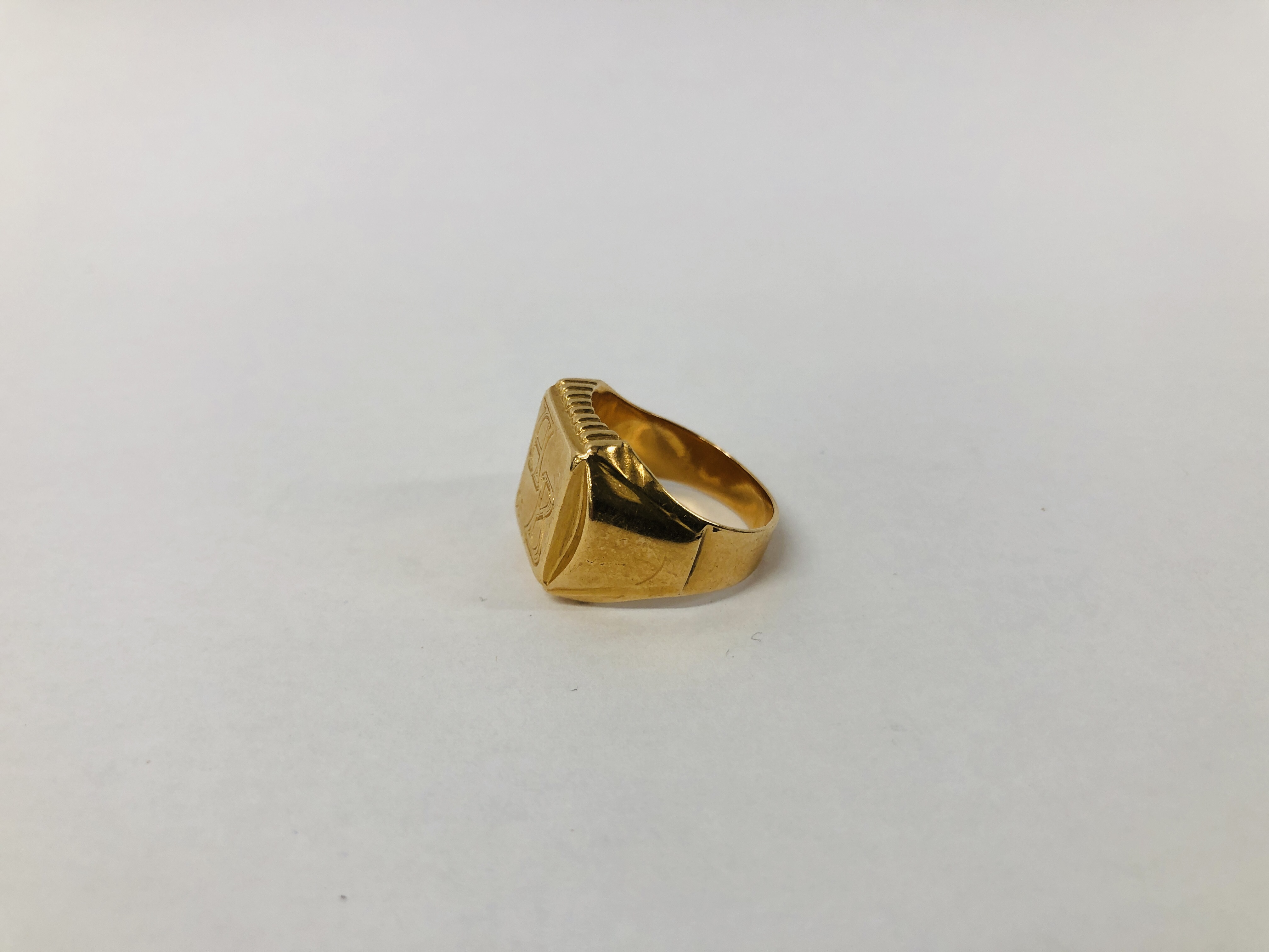 A GENTLEMAN'S SIGNET RING CONTINENTAL MARKS. - Image 2 of 11