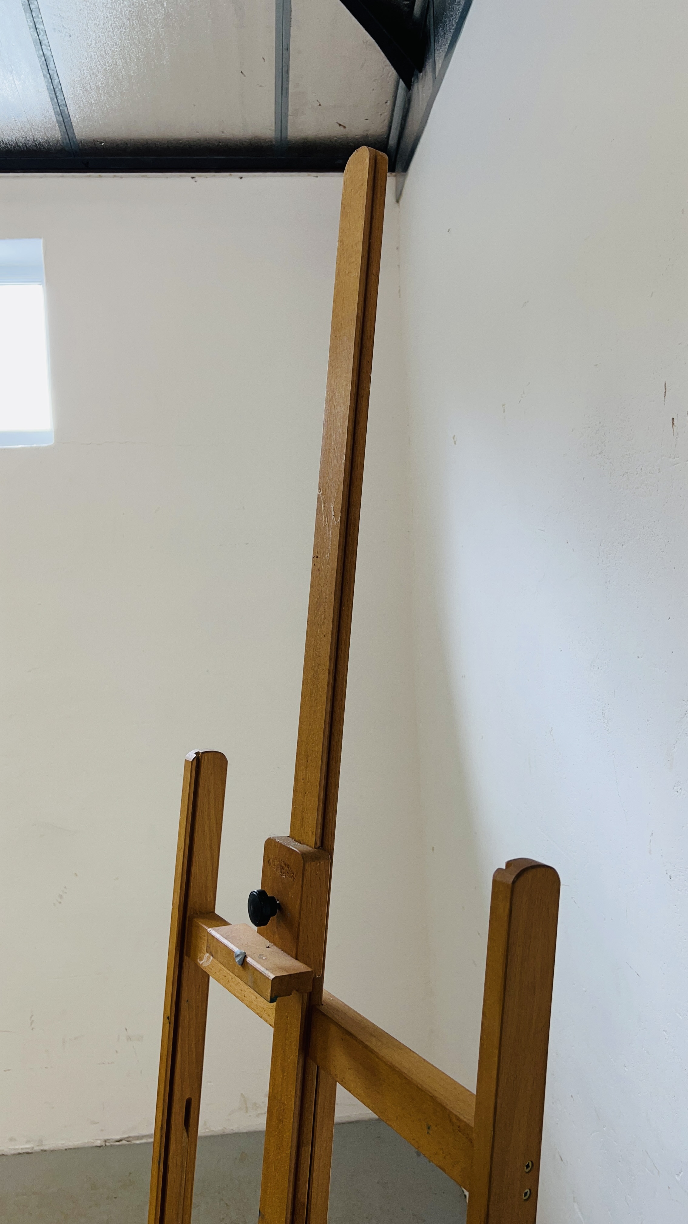 A WINDSOR AND NEWTON LARGE ARTISTS EASEL WITH ADJUSTABLE SHELF AND REVOLVING STOOL - Image 7 of 7