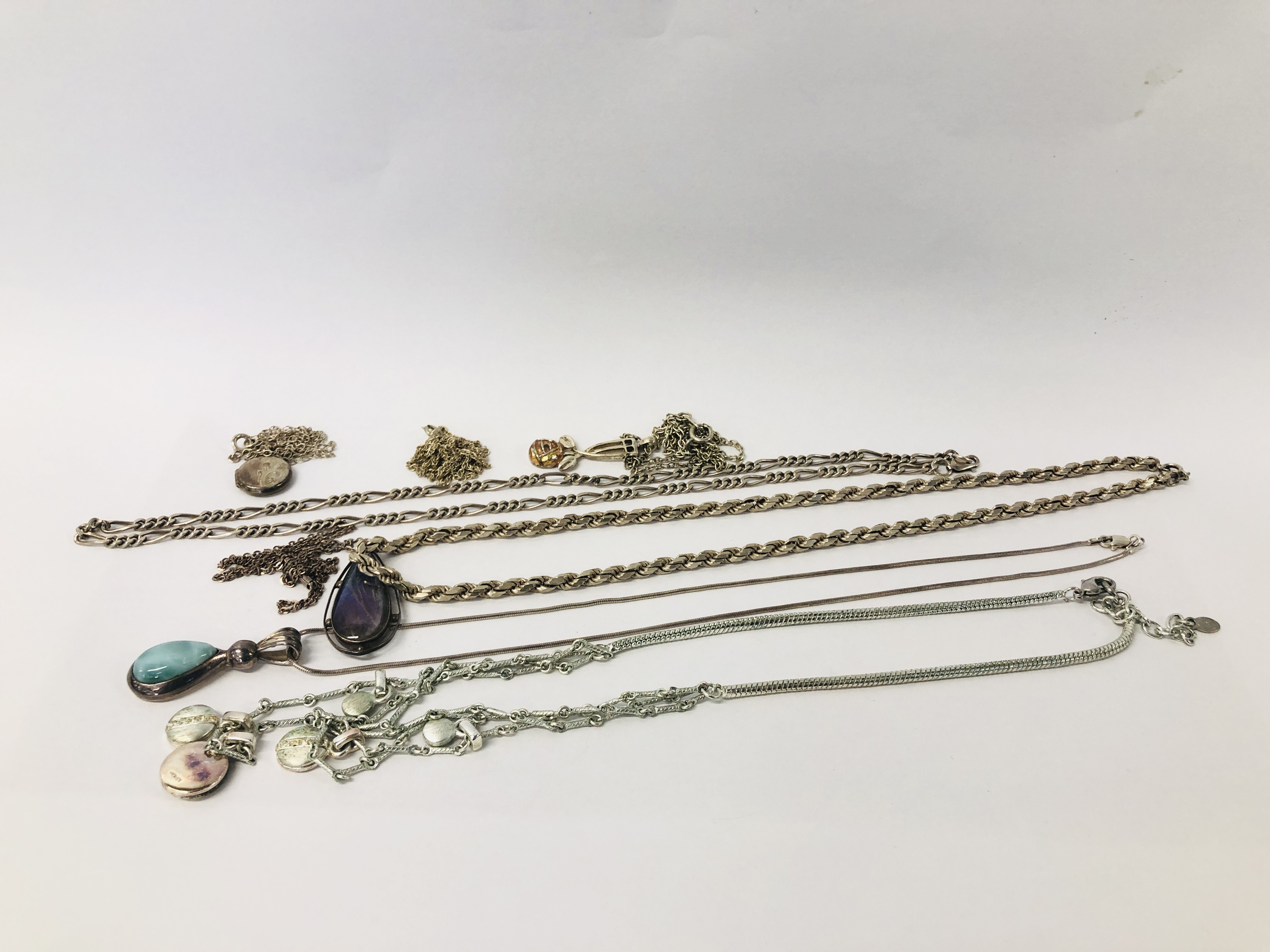 4 X ASSORTED SILVER NECKLACES TO INCLUDE A PHOTO LOCKET + DESIGNER NECKLACE MARKED "MONET" AND ONE