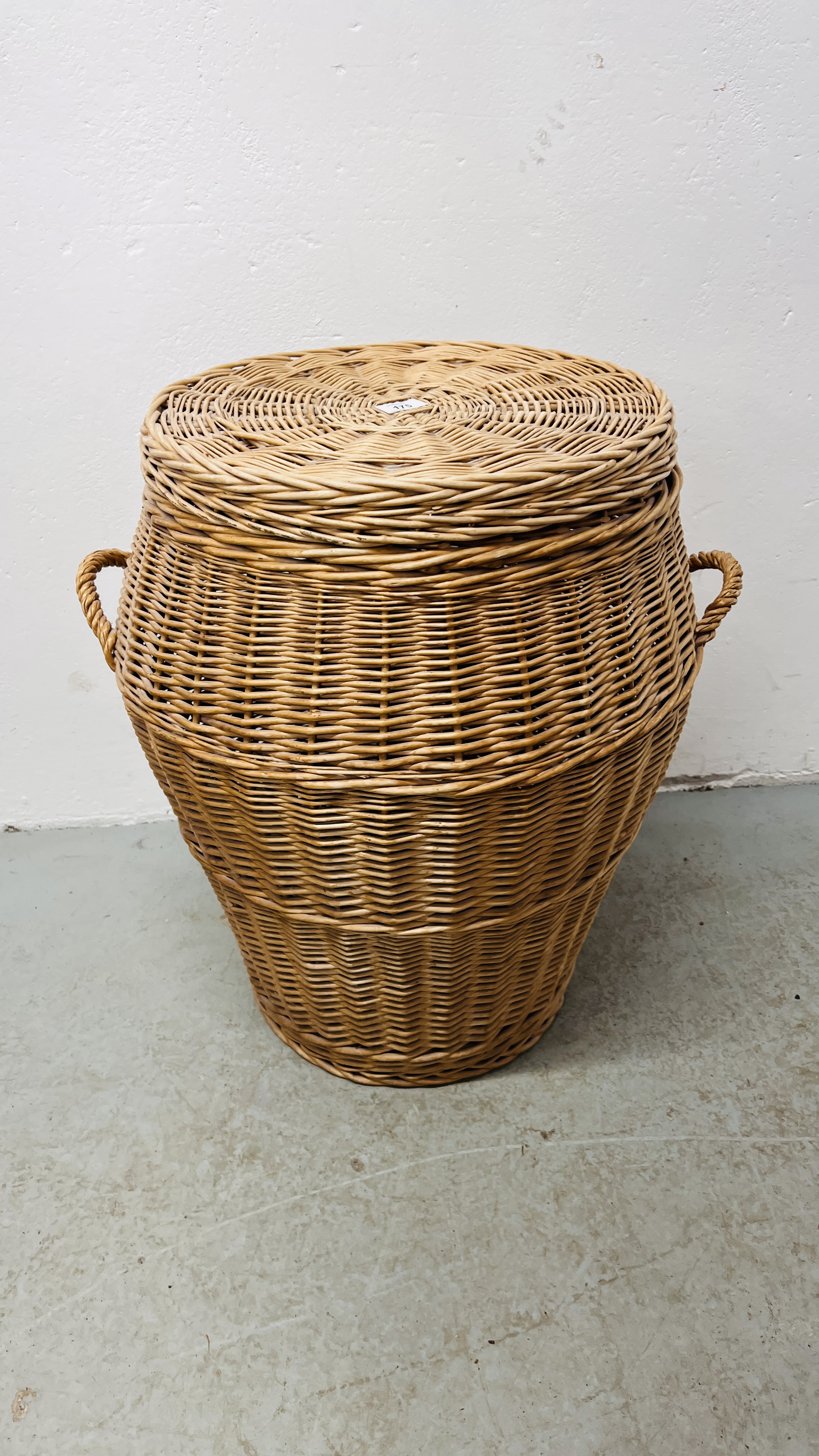 A WICKER LAUNDRY BASKET WITH LID, HEIGHT 60CM.