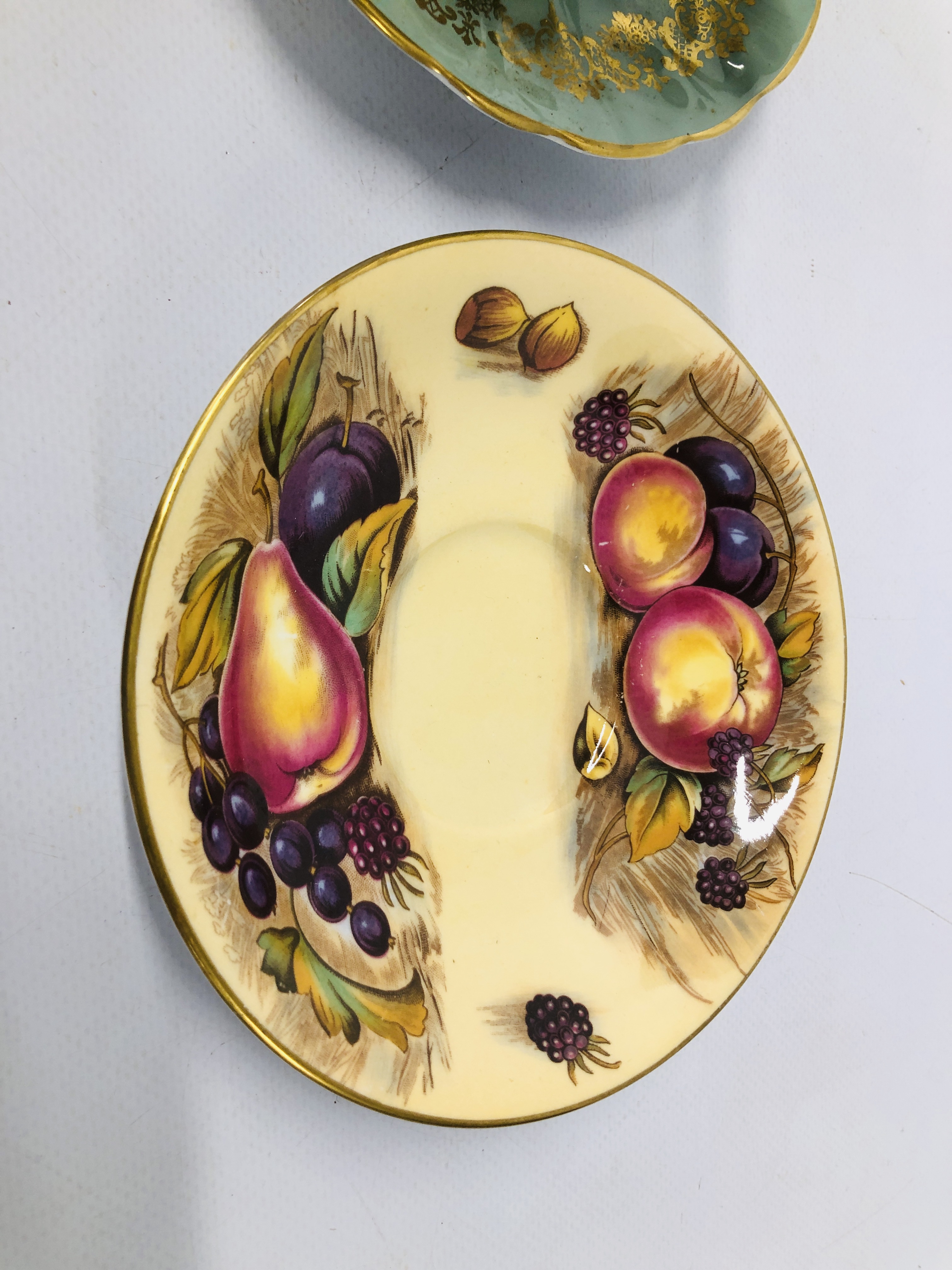 TWO AYNSLEY CUPS AND SAUCERS ONE IN THE ORCHARD DESIGN ALONG WITH AN AYNSLEY ORCHARD GOLD PIN DISH - Image 4 of 11