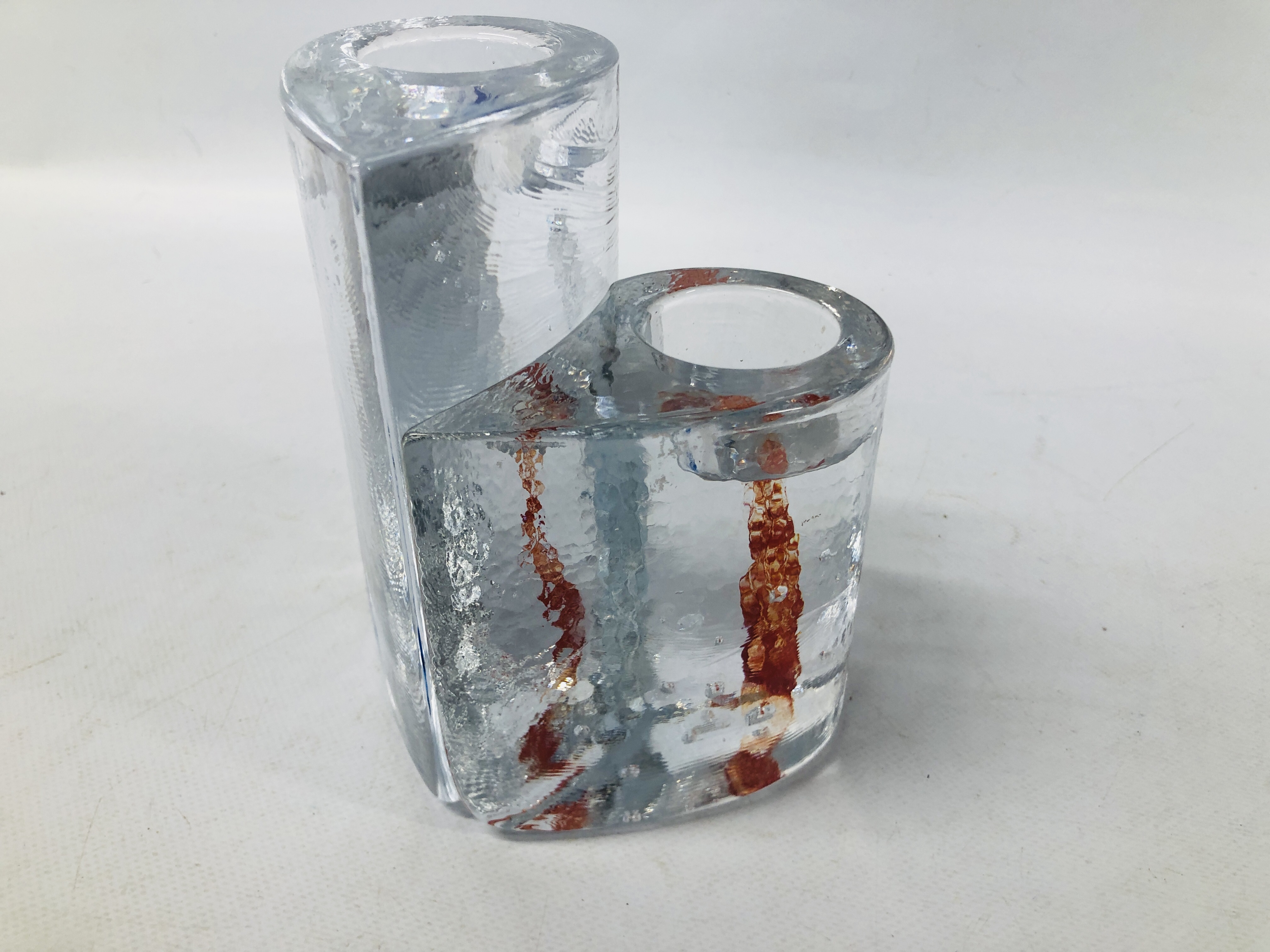 A KIELL ENTMAN "FIRE & ACE" GLASS TEALIGHT SCULPTURE IN THE FORM OF A HEART HEIGHT 16CM. - Image 2 of 4