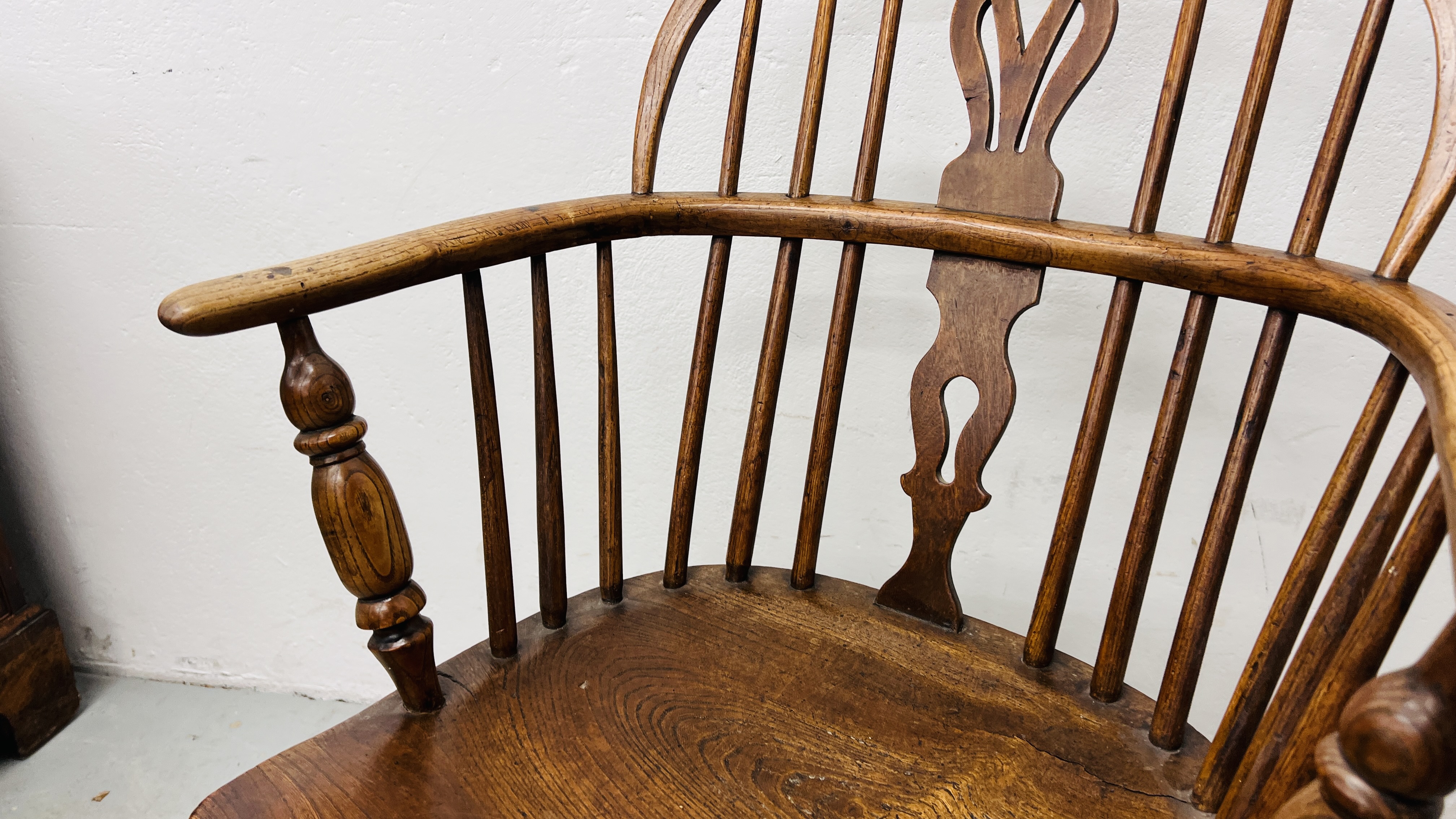 AN ANTIQUE ELM SEATED STICK BACK ELBOW CHAIR. - Image 3 of 8