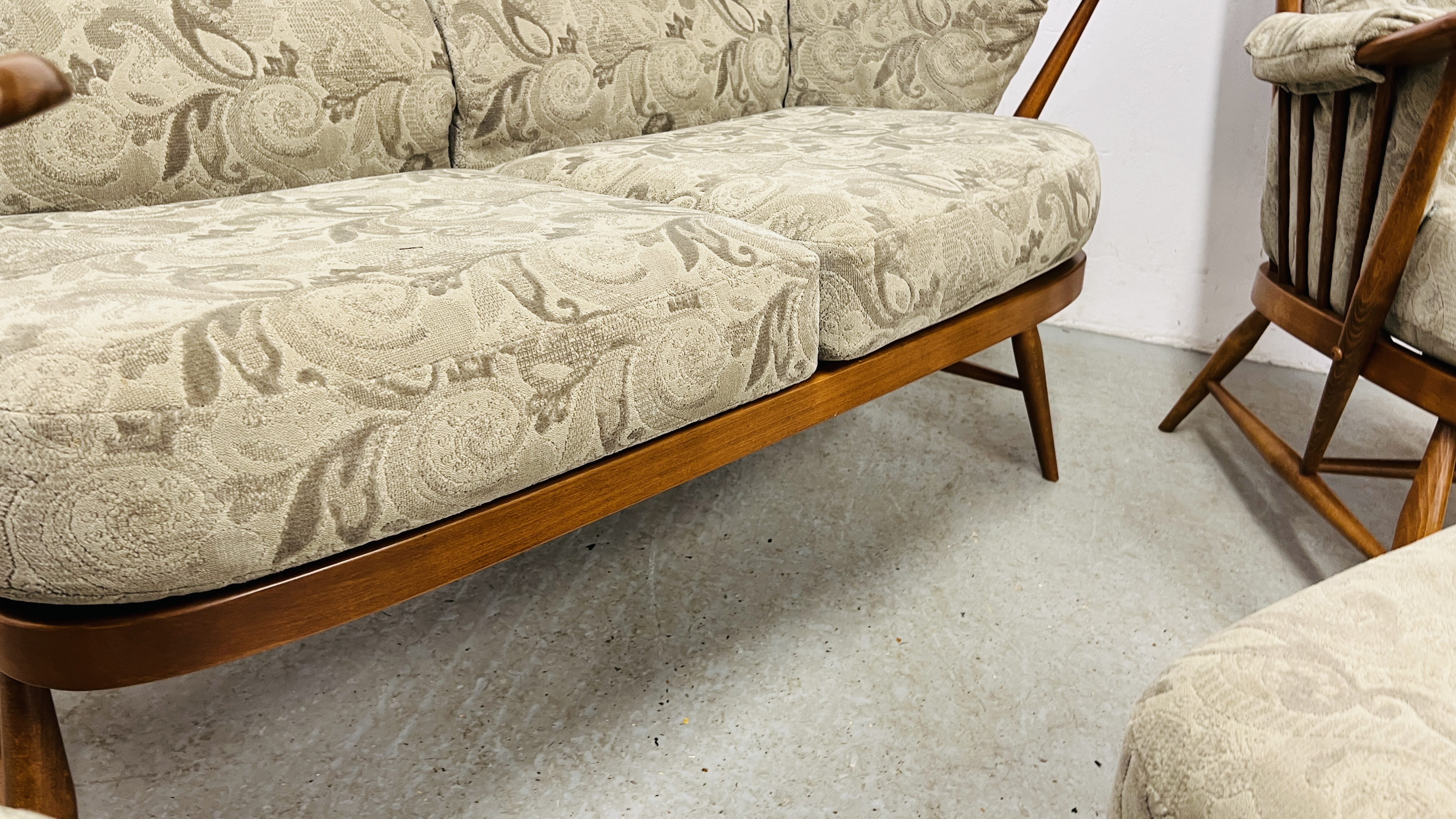 AN ERCOL "GOLDEN DAWN" FINISH COTTAGE THREE PIECE LOUNGE SUITE WITH MATCHING FOOTSTOOL - TRADE ONLY. - Image 7 of 11