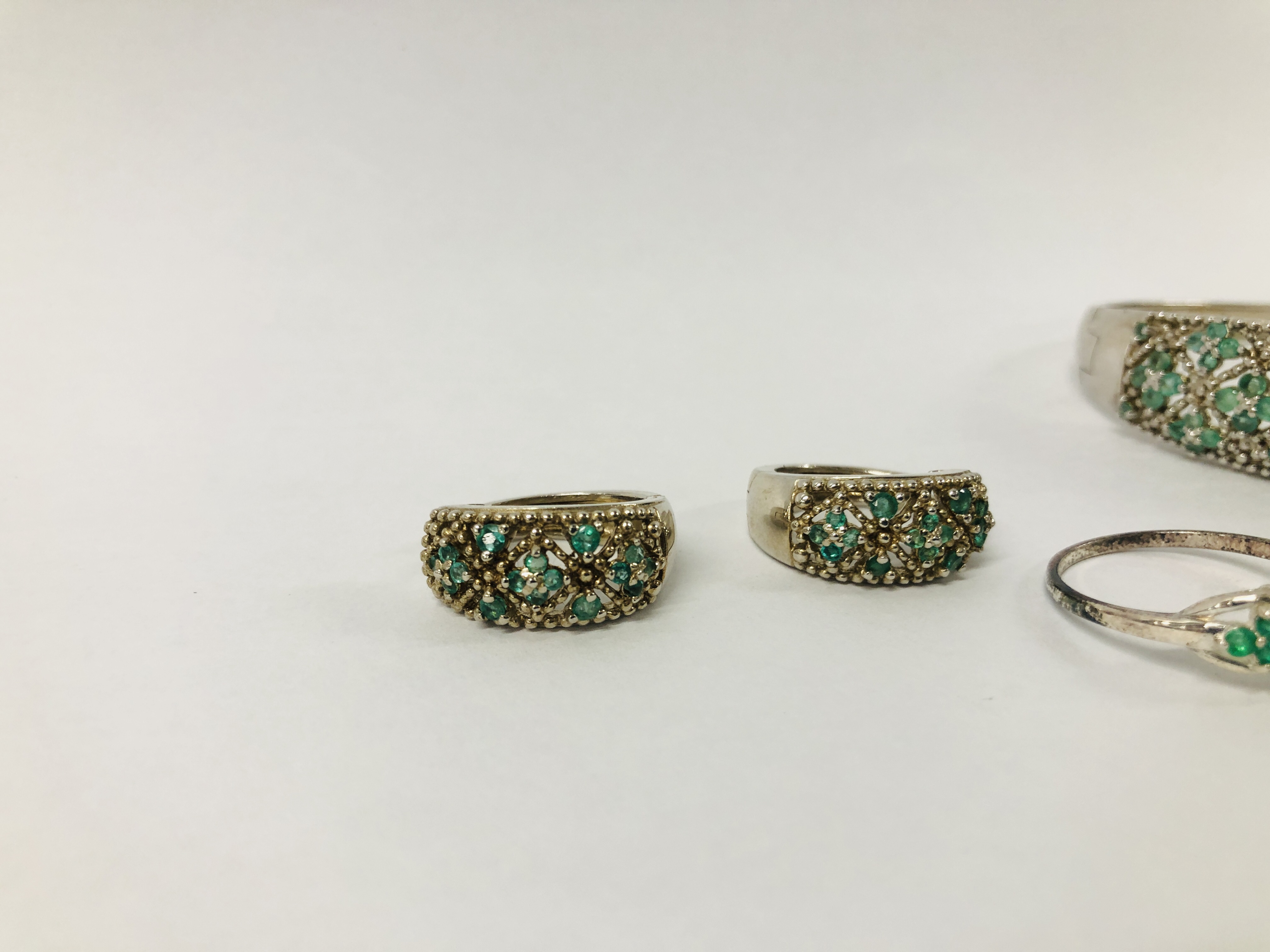 DESIGNER SILVER HINGED BANGLE SET WITH GREEN STONES IN A FLOWER HEAD DESIGN ALONG WITH A PAIR OF - Image 2 of 11