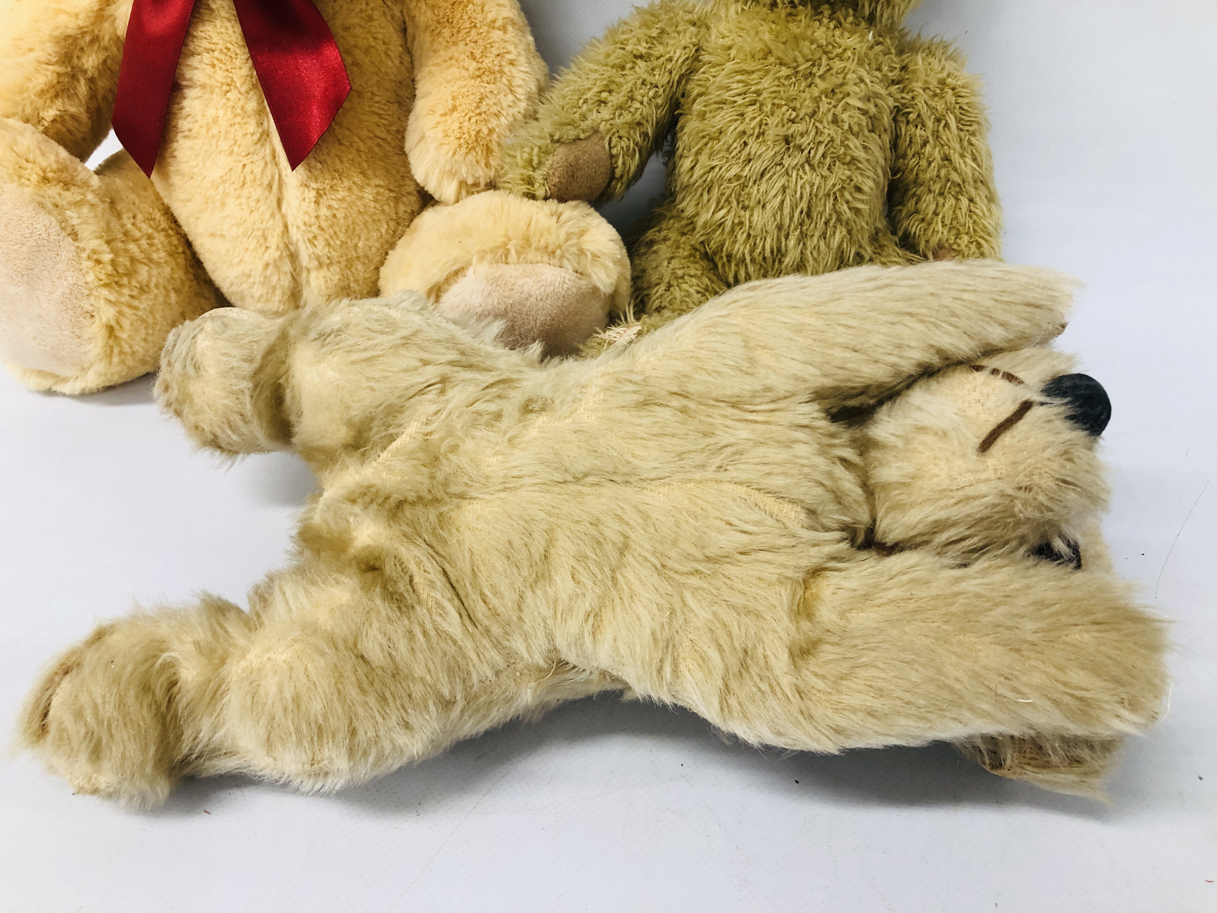 A GROUP OF VINTAGE SOFT TOYS TO INCLUDE BATTERY OPERATED MONKEY WITH CYMBALS, TEDDIES, DOG ETC. - Image 10 of 13