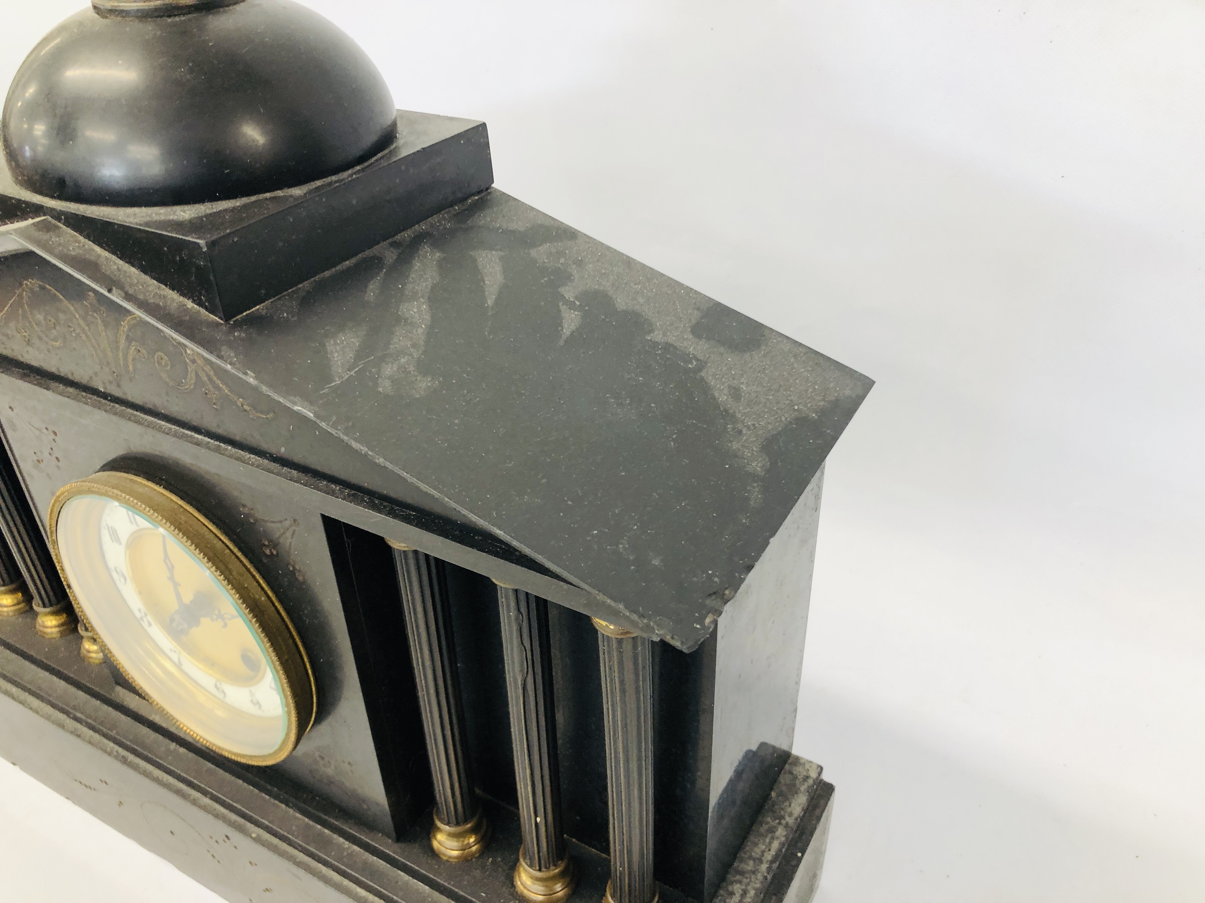 AN ANTIQUE SLATE MANTEL CLOCK WITH COLUMN SUPPORT AND ENAMELLED DIAL WITH PENDULUM (NOT CURRENTLY - Image 6 of 9