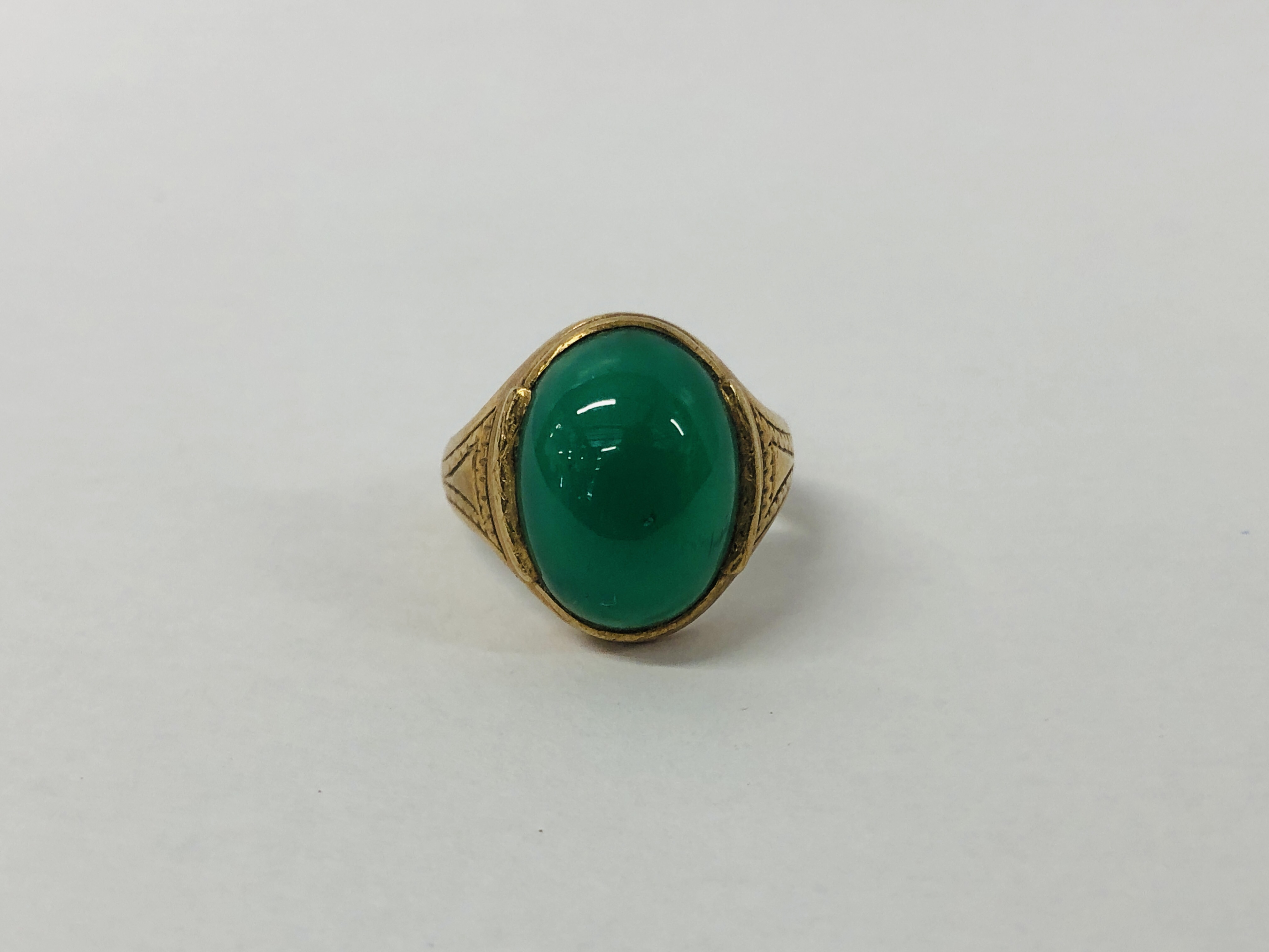 A 9CT GOLD GREEN STONE SET DRESS RING. - Image 4 of 9