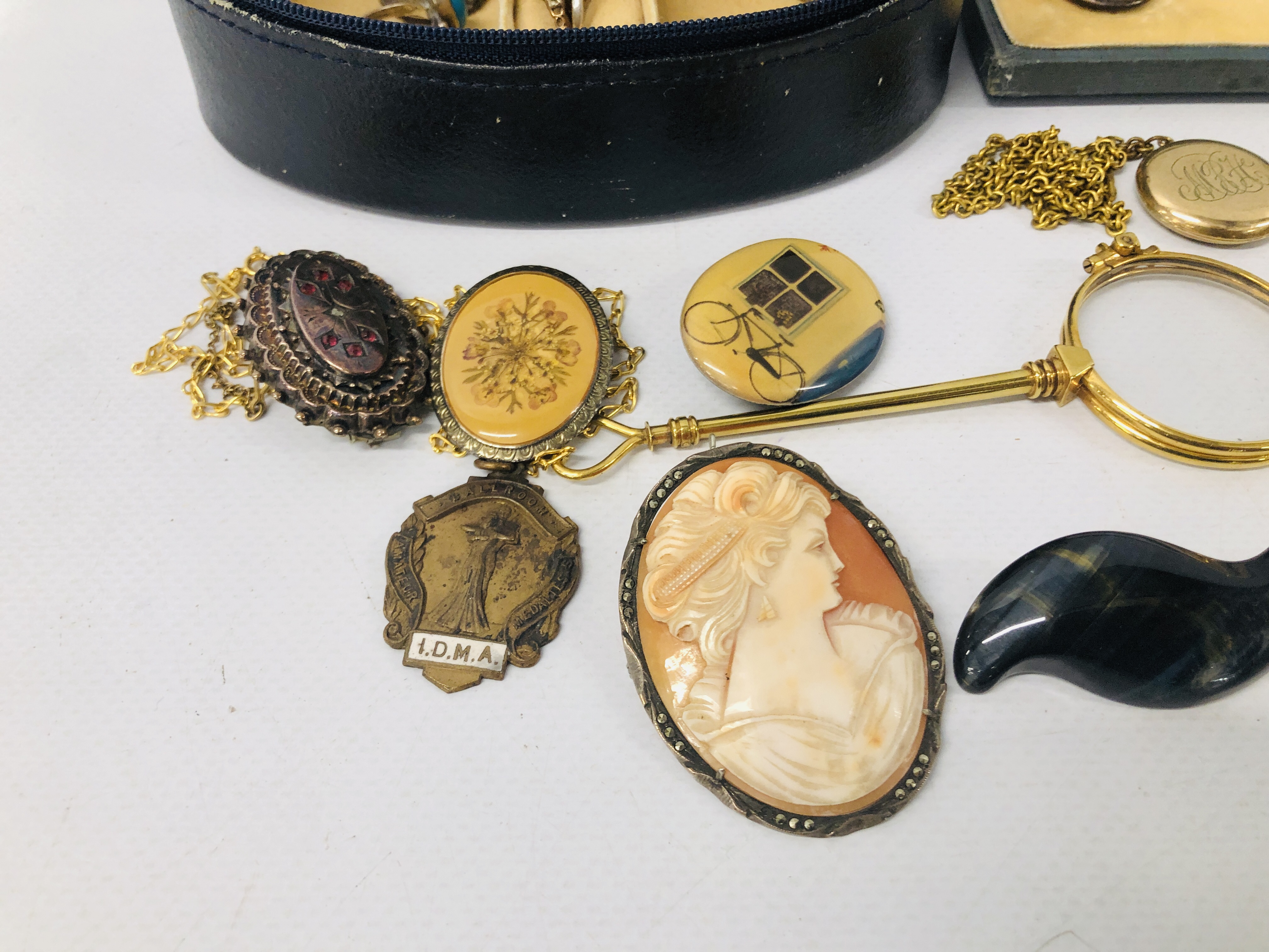 A JEWELLERY BOX CONTAINING ASSORTED PIN BADGES AND BROOCHES TO INCLUDE RAF WINGS, SILVER BADGES, - Image 2 of 6