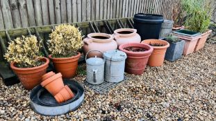 AN EXTENSIVE COLLECTION OF PLASTIC GARDEN PLANTERS AND POTS TO INCLUDE A PAIR OF LARGE ROMAN STYLE