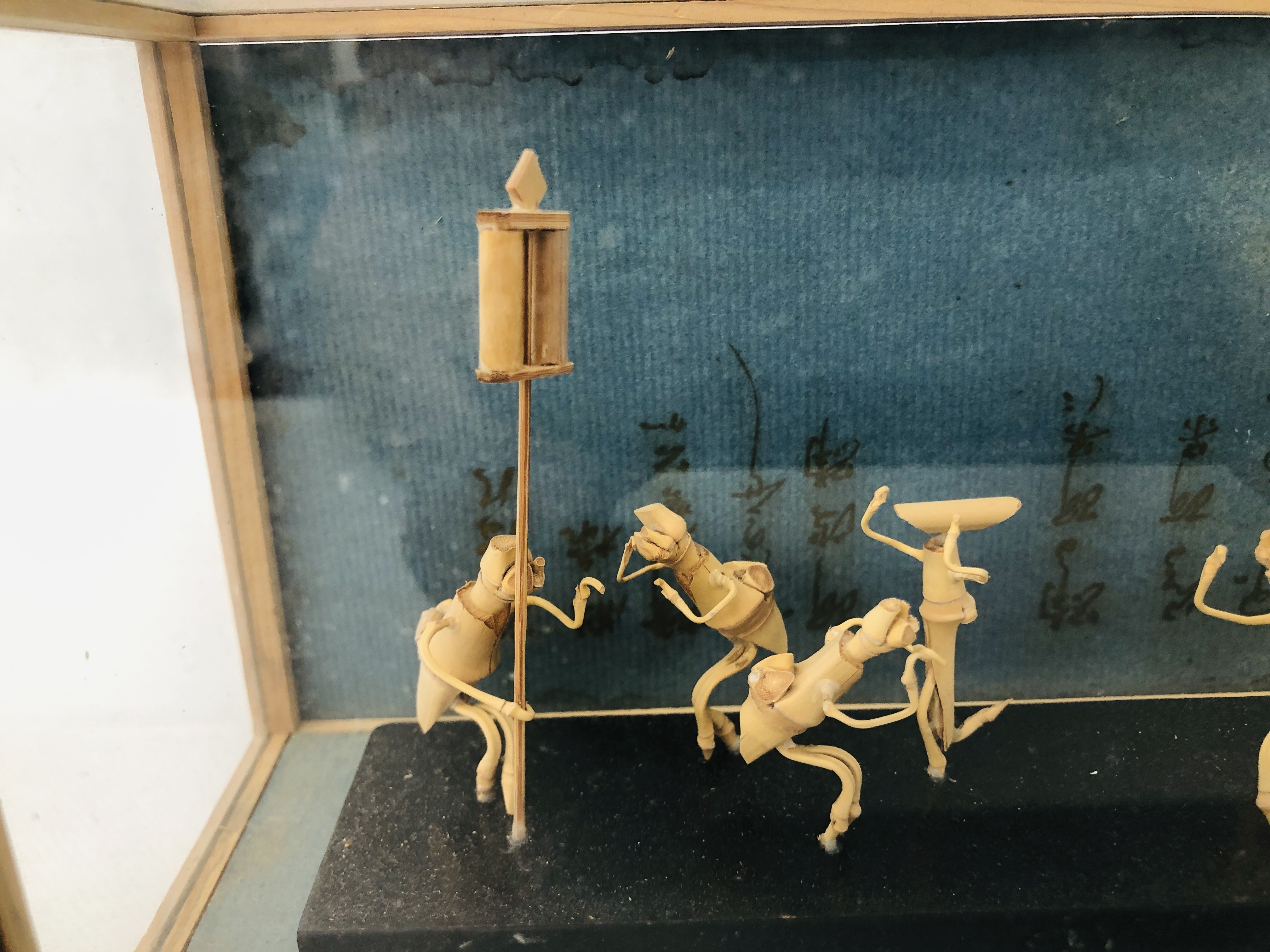 A CASED MINIATURE DISPLAY OF DANCING ANTS CARVED FROM BAMBOO (CASE SIZE WIDTH 25CM. DEPTH 10CM. - Image 2 of 4