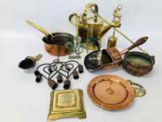 A GROUP OF BRASS AND COPPER WARES TO INCLUDE WATERING CAN, COPPER SHUTE, GRADUATED COPPER PANS,