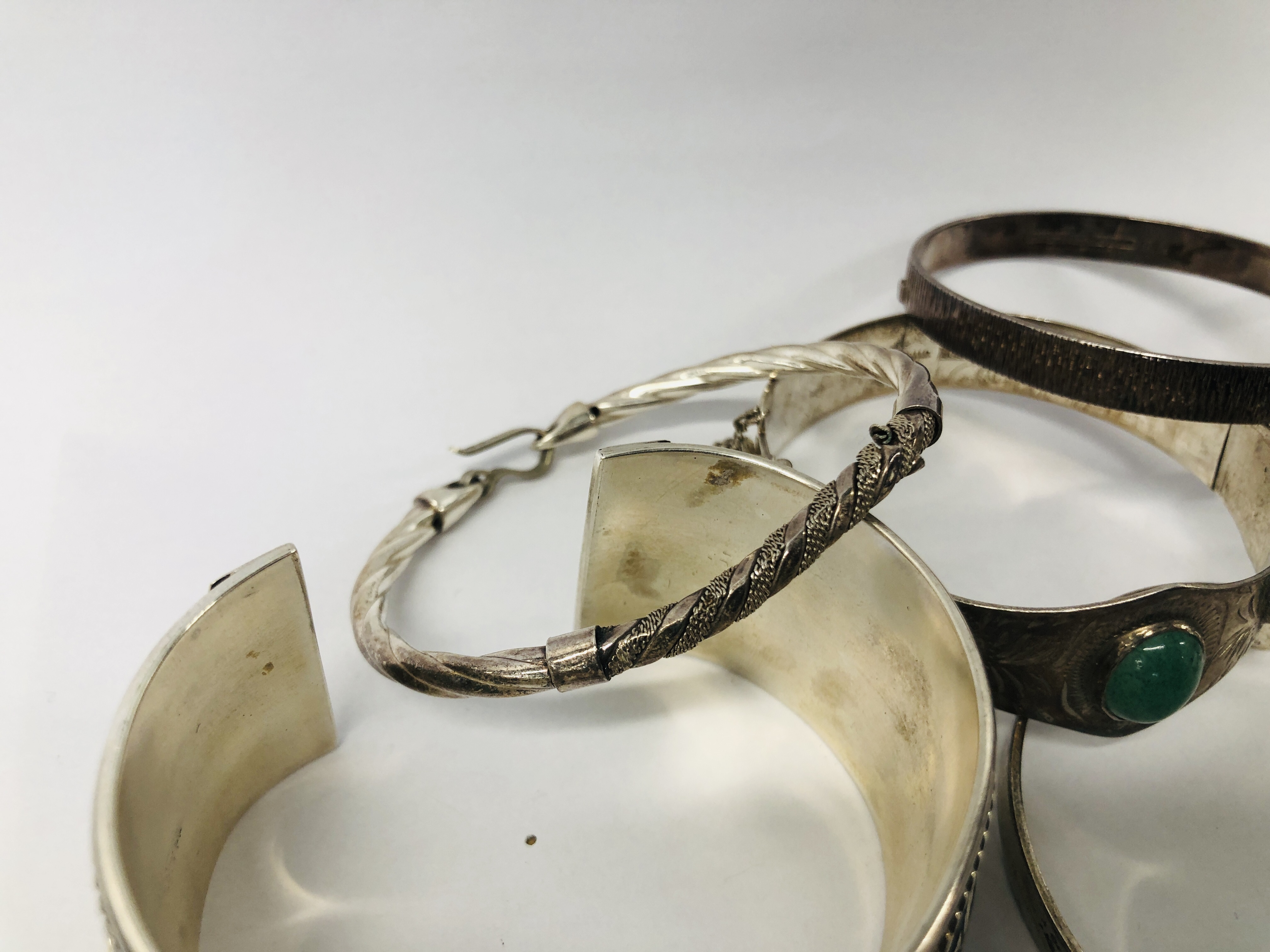 COLLECTION OF EIGHT ASSORTED SILVER BRACELETS AND BANGLES TO INCLUDE ONE SET WITH THREE JADE STONES. - Image 7 of 8