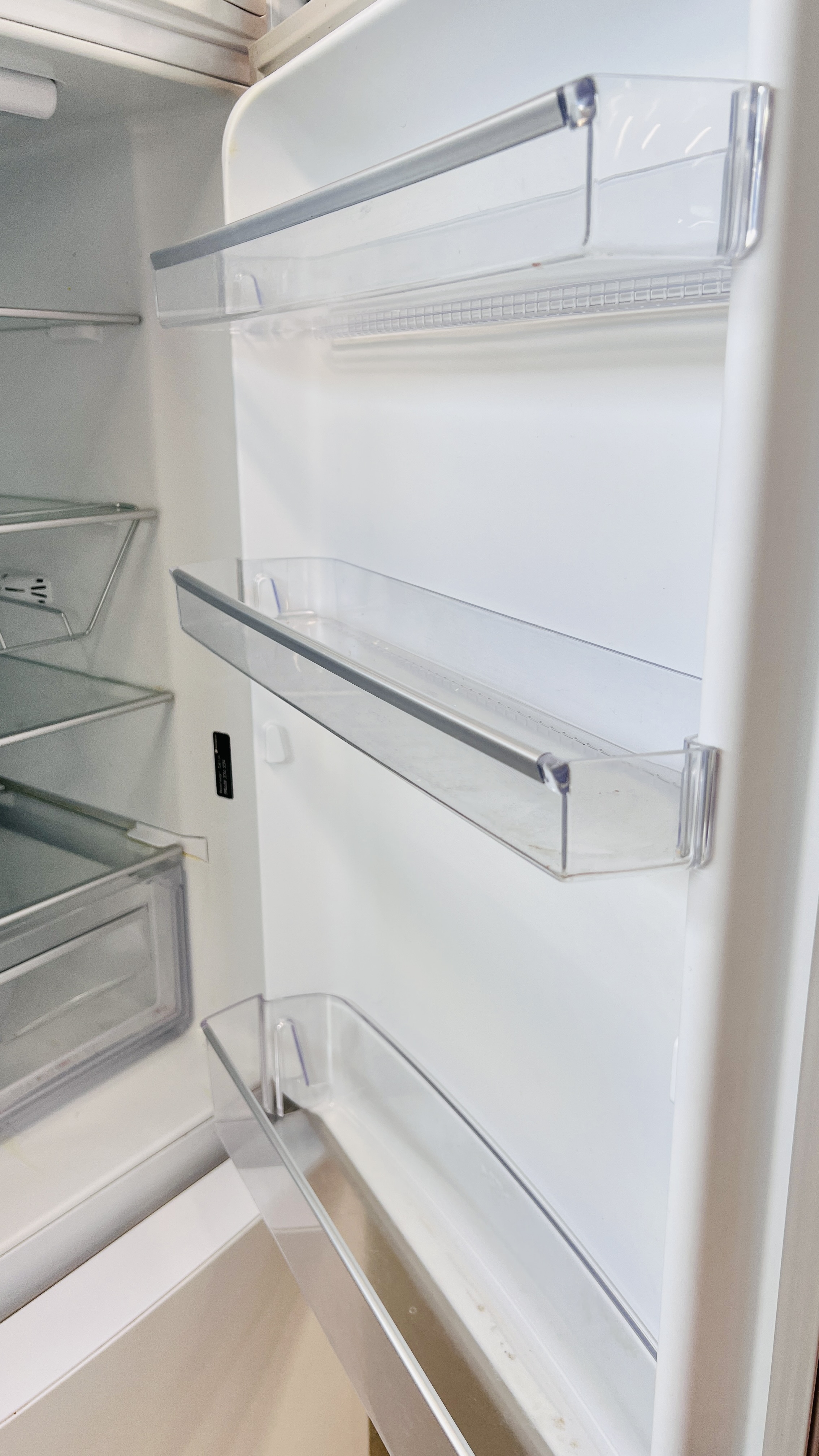 A HOTPOINT FRIDGE FREEZER WITH STAINLESS FINISH HANDLES - SOLD AS SEEN - Image 9 of 10