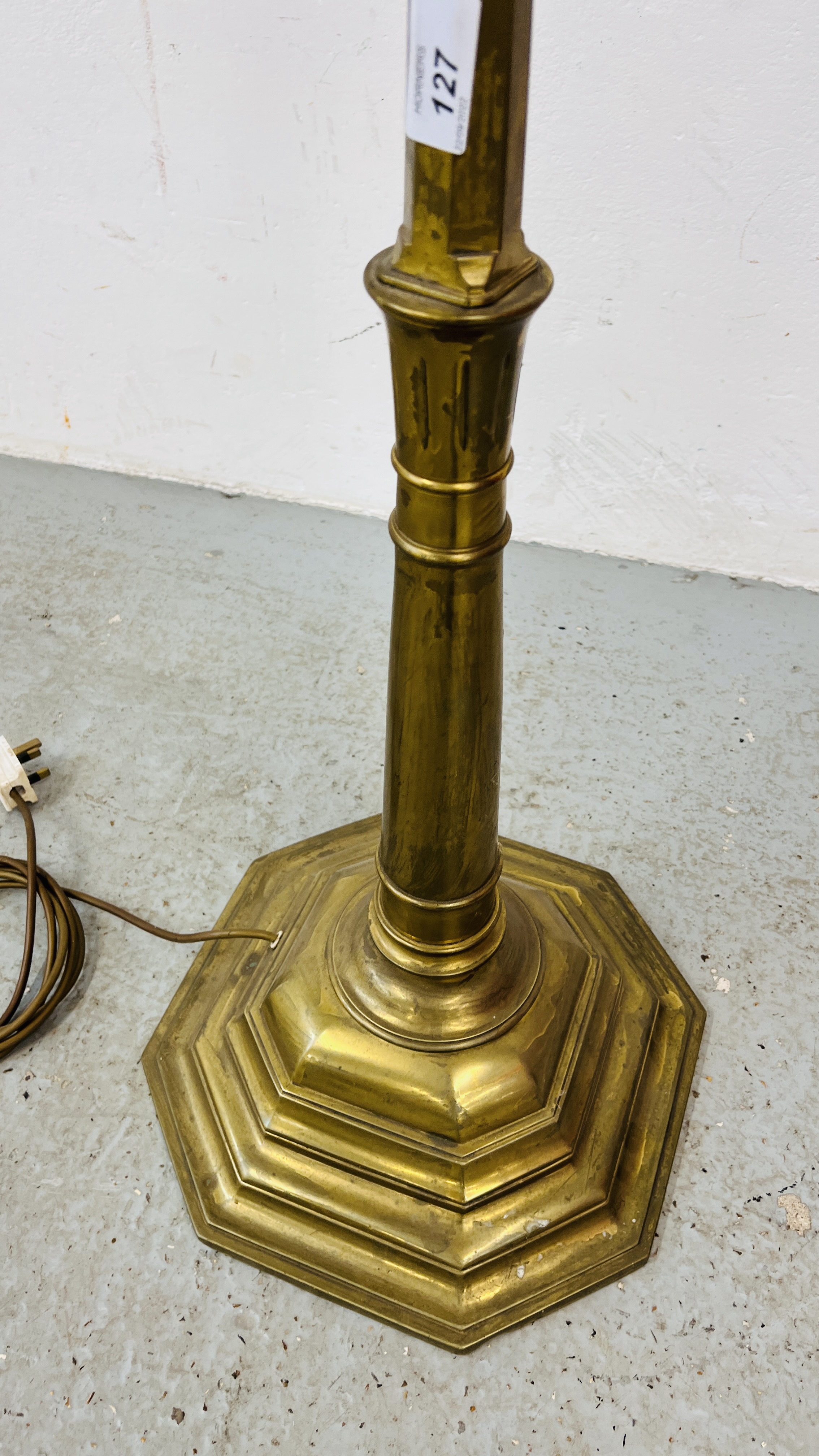 A HEAVY BRASS STANDARD LAMP WITH SHADE - SOLD AS SEEN. - Image 4 of 5