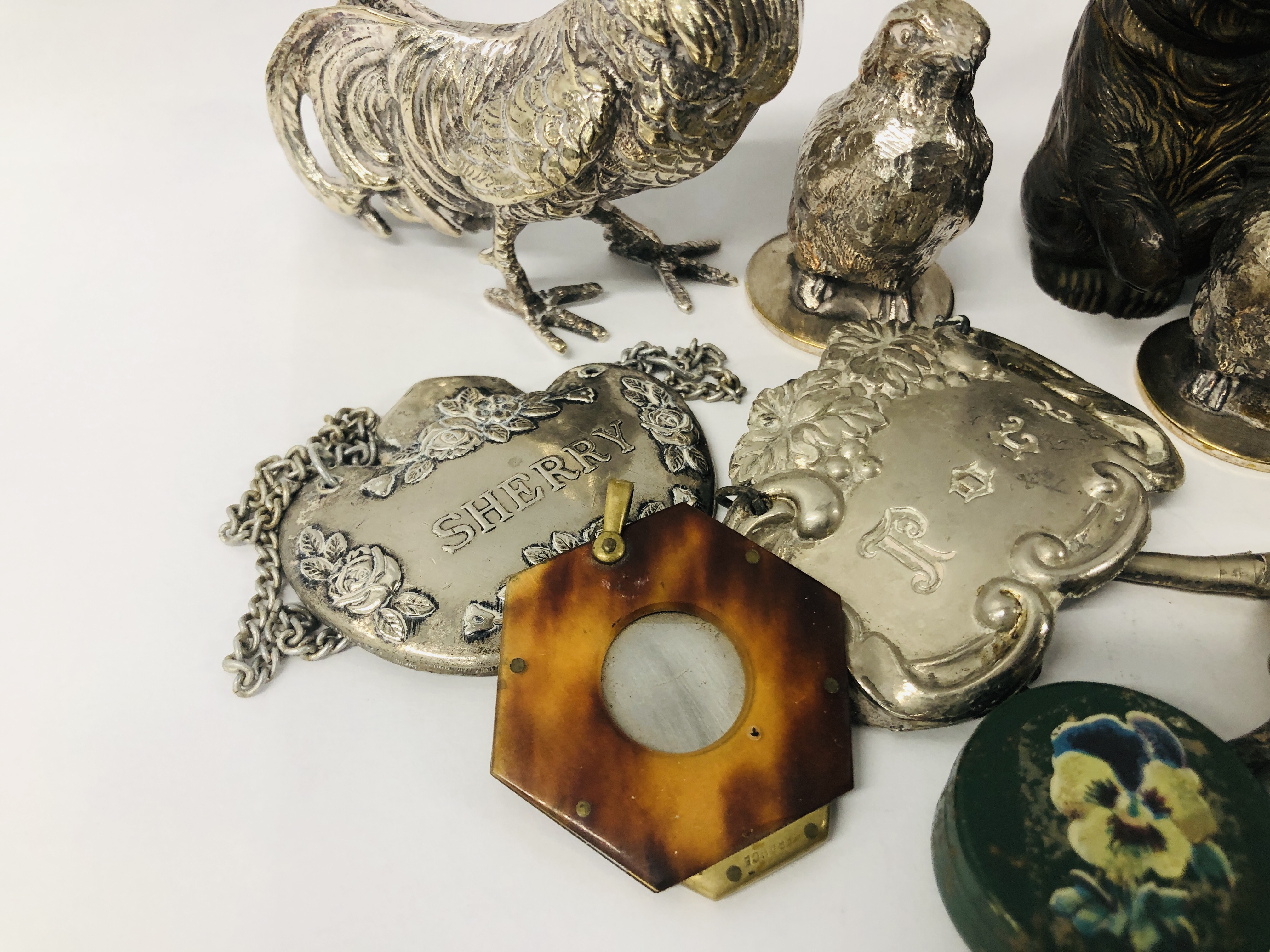 A COLLECTION OF WHITE METAL AND OTHER MINATURES TO INCLUDE COCKERELL, TWO CHICKS, BRASS BEAR, - Image 4 of 7