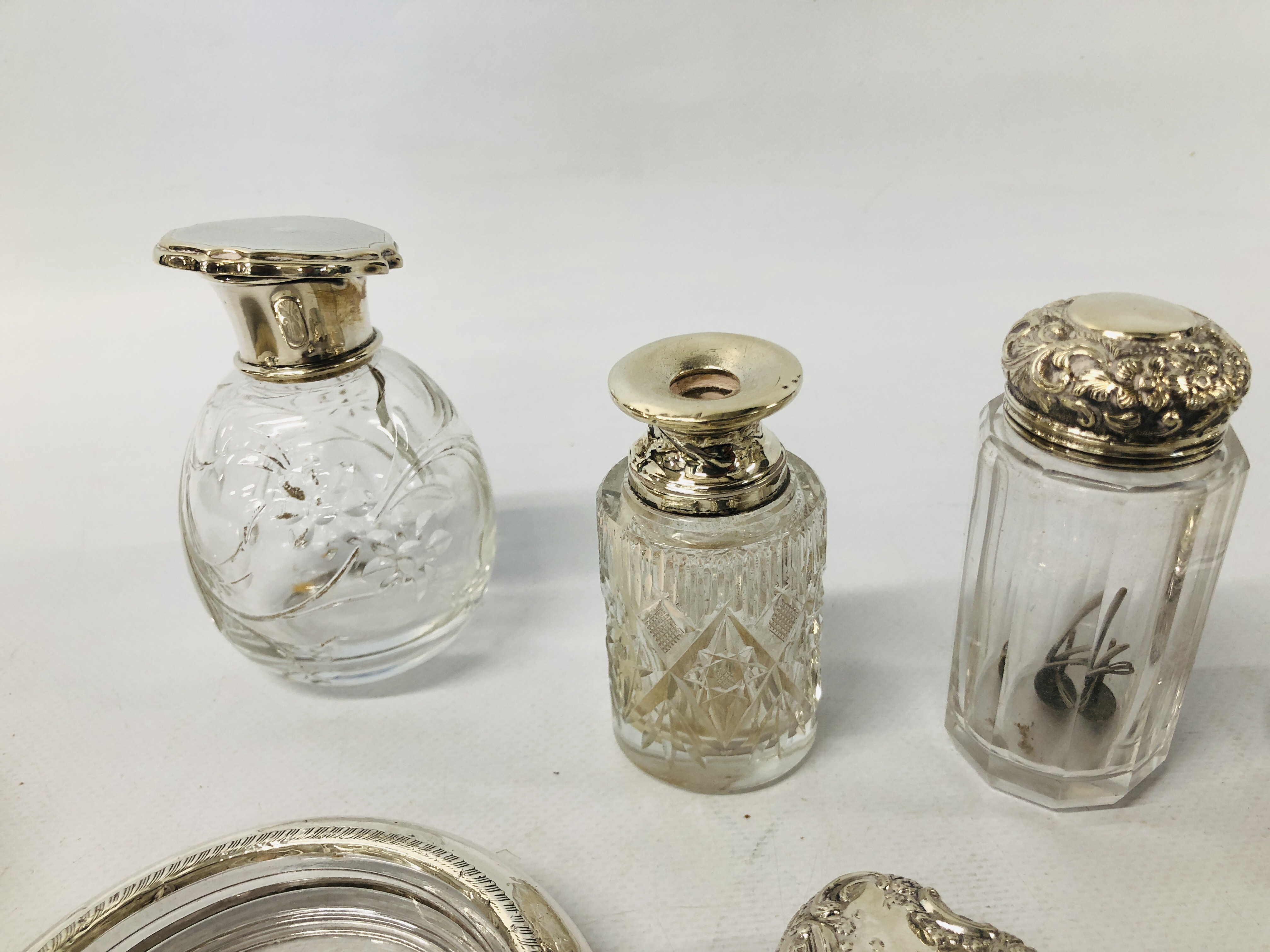 A COLLECTION OF SILVER TOPPED DRESSING TABLE ITEMS TO INCLUDE HEART SHAPED TRINKET, PIN POTS, - Image 5 of 13