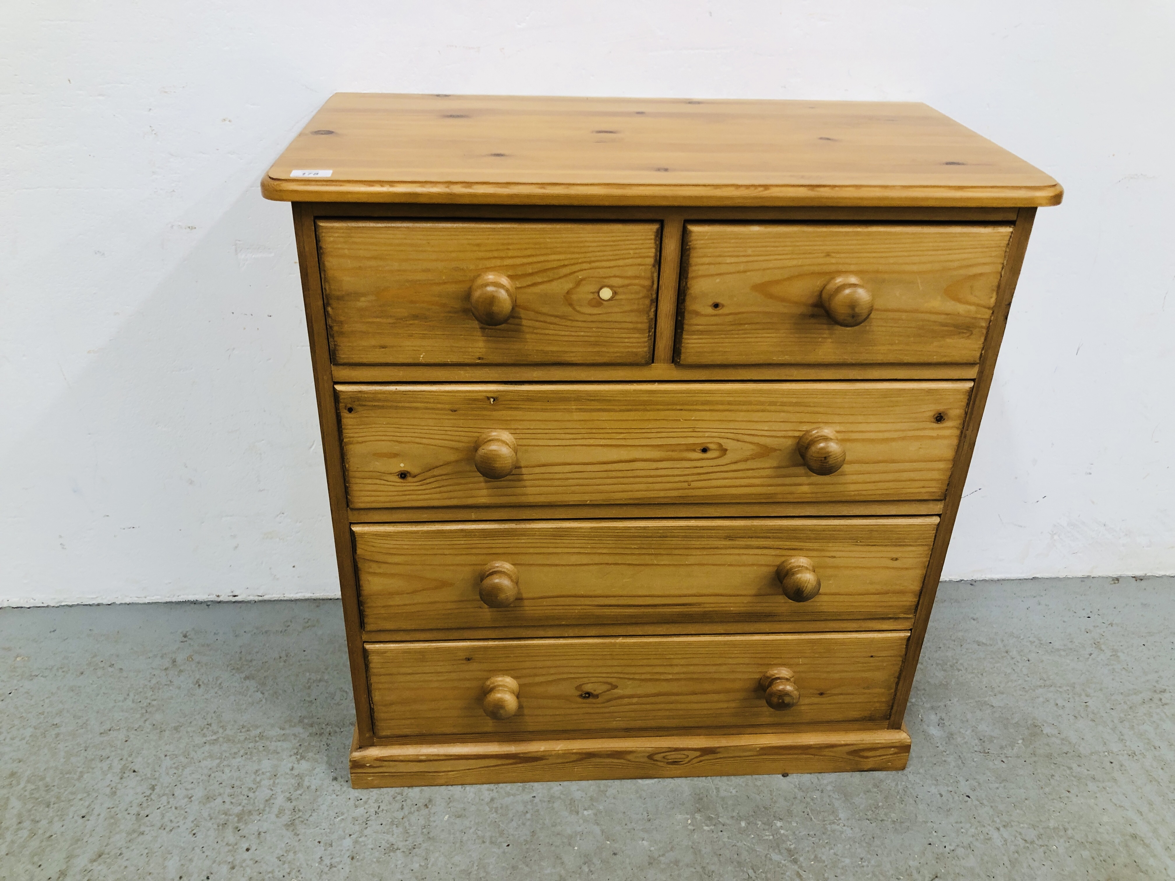 A SMALL SOLID PINE TWO OVER THREE CHEST OF DRAWERS W 82CM, D 42CM, H 86CM.