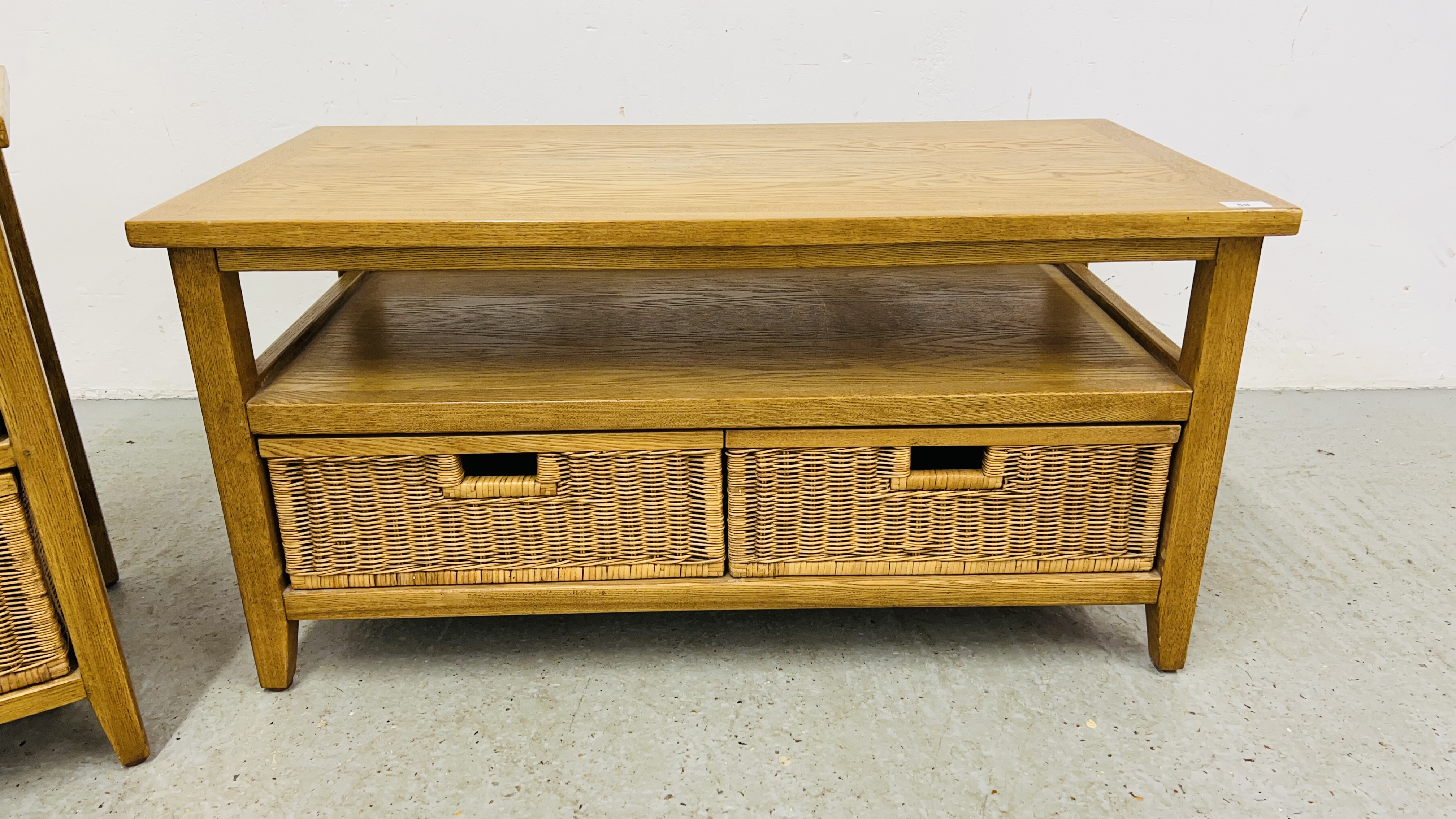 A MODERN OAK COFFEE TABLE WITH TWO DRAWER WICKER BASKET BASE ALONG WITH A MATCHING THREE BASKET - Bild 2 aus 10
