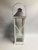 A LARGE WHITE FINISH TABLE LANTERN WITH STAINLESS STEEL TOP AND GLASS PANELLED SIDES HEIGHT 75CM -