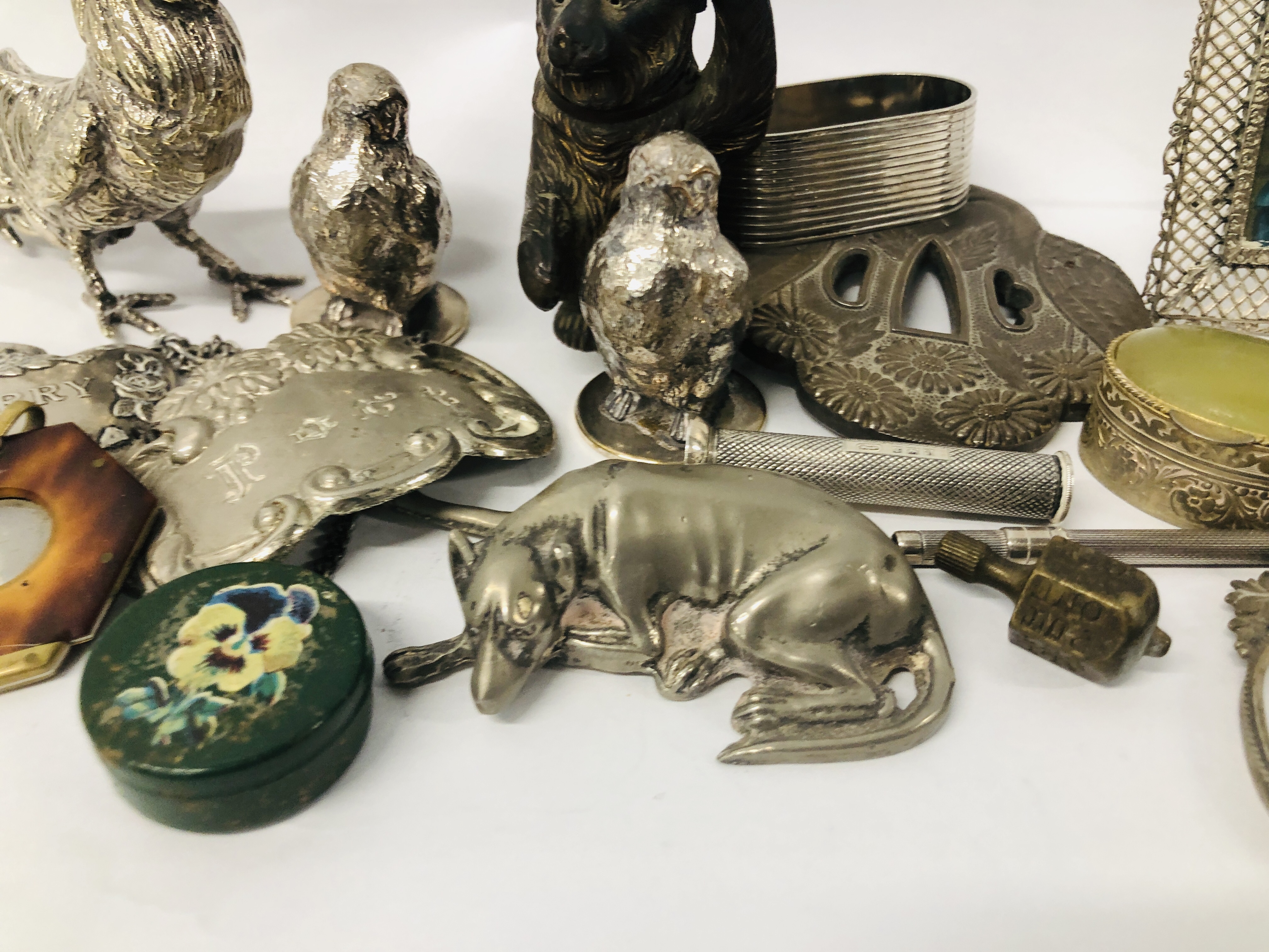 A COLLECTION OF WHITE METAL AND OTHER MINATURES TO INCLUDE COCKERELL, TWO CHICKS, BRASS BEAR, - Image 5 of 7