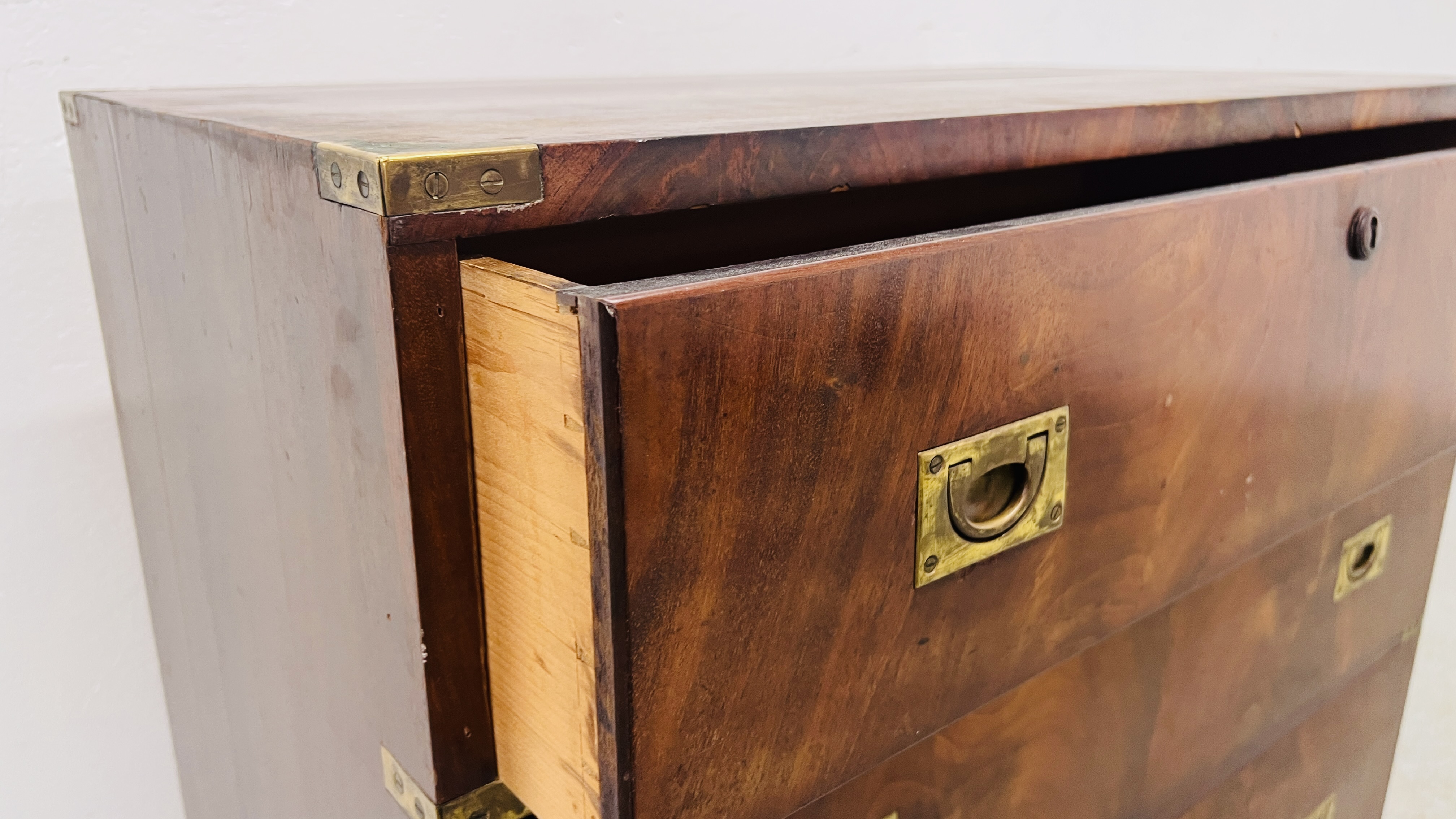 AN ANTIQUE MAHOGANY THREE DRAWER CAMPAIGN CHEST WITH BRASS HANDLES AN BANDING HEIGHT 80CM. - Image 5 of 7