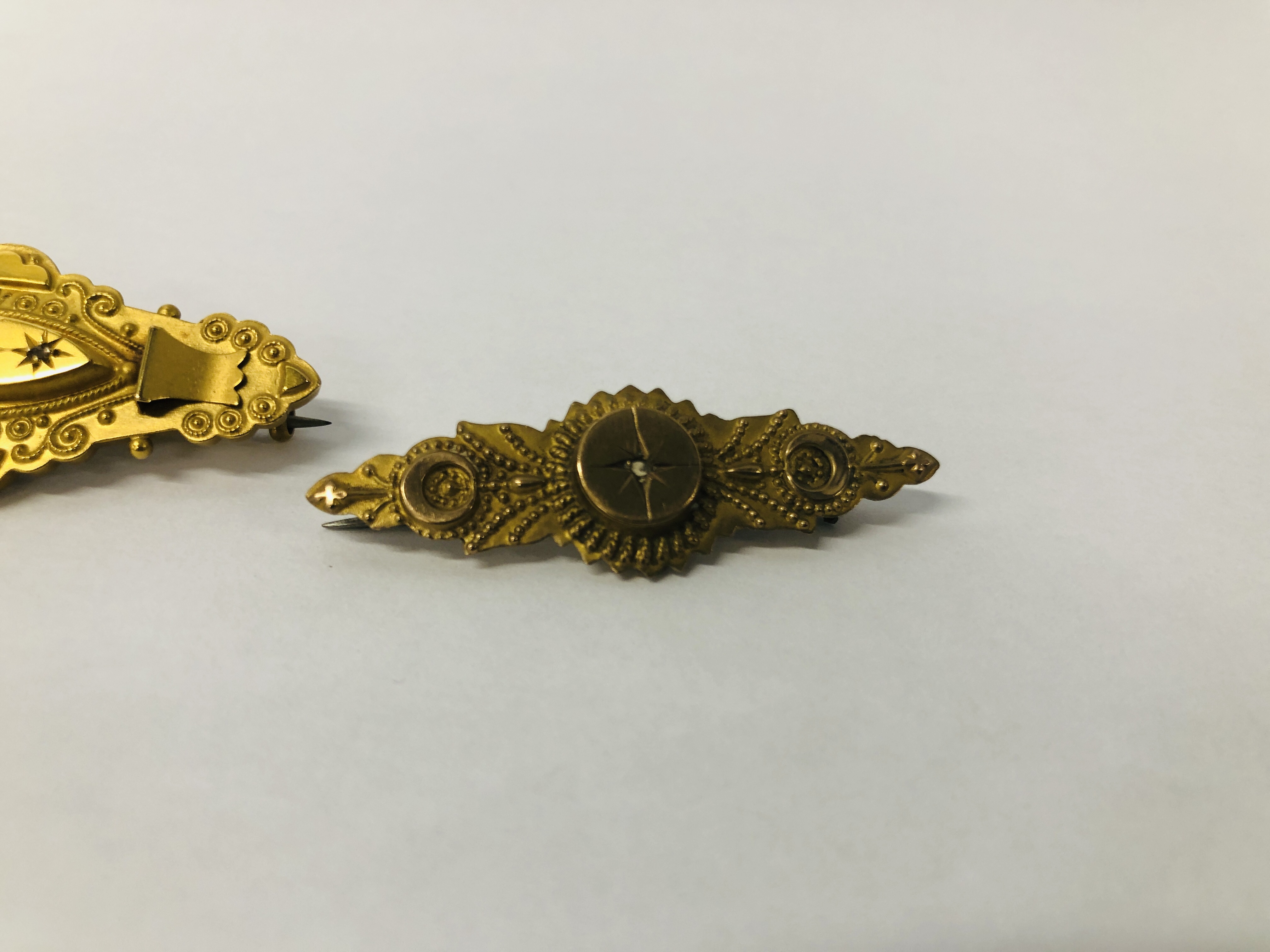 THREE VICTORIAN 9CT GOLD BROOCHES A/F TO INCLUDE DIAMOND SET CRESCENT SHAPE. - Image 4 of 8