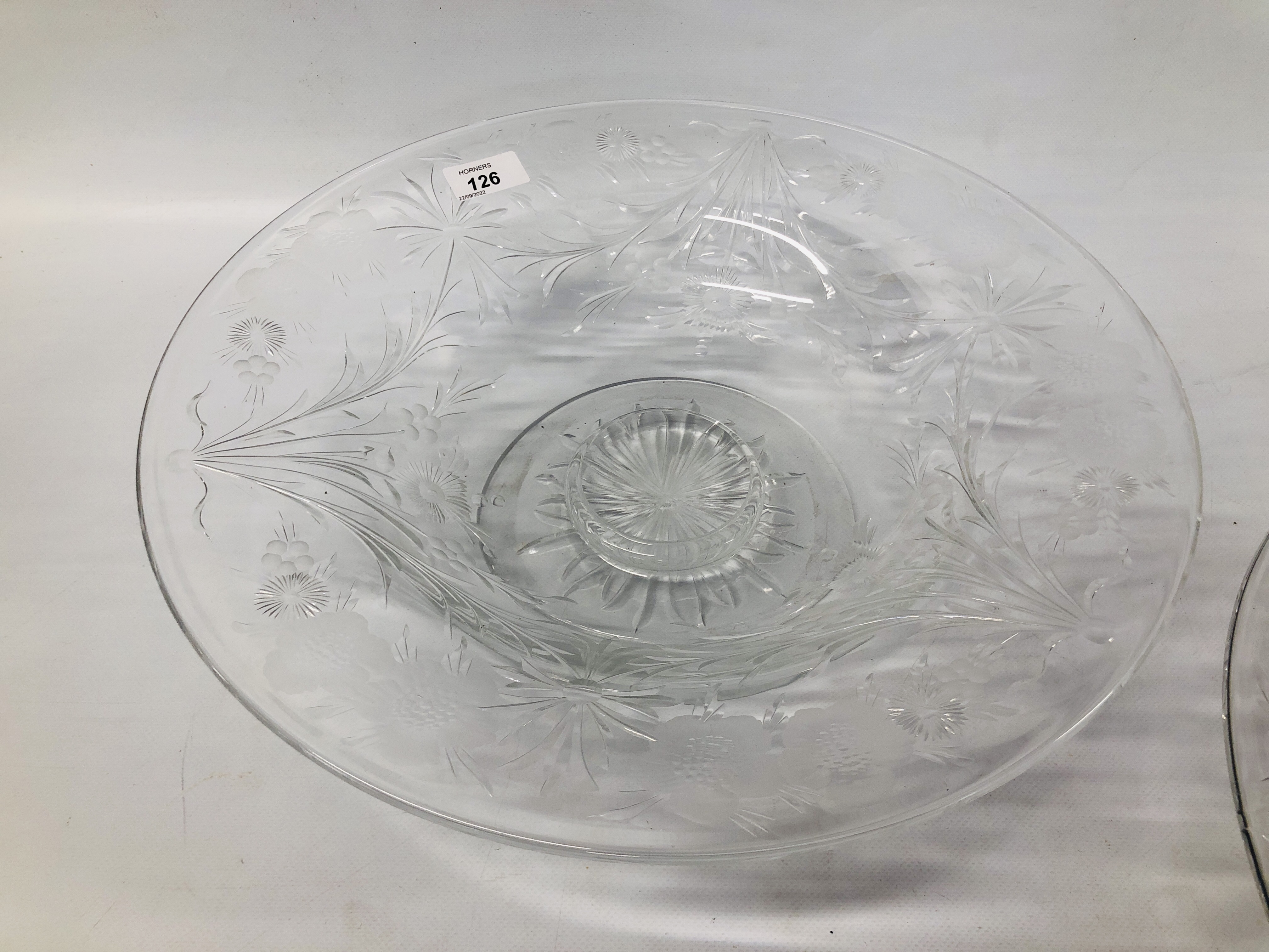 A PAIR OF IMPRESSIVE FOOTED GLASS CENTRE BOWLS WITH FLORAL DESIGNS. - Image 5 of 5