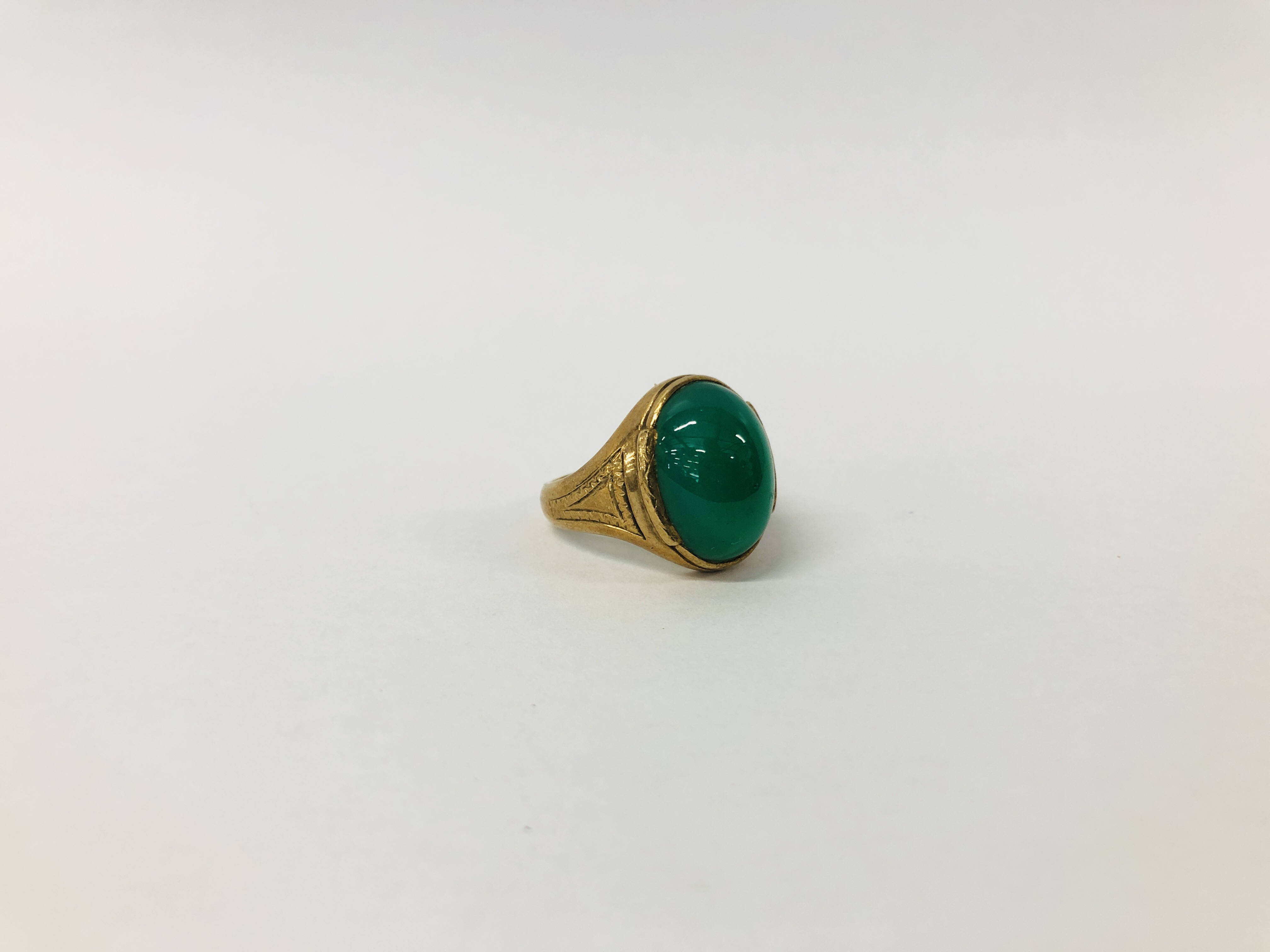 A 9CT GOLD GREEN STONE SET DRESS RING.
